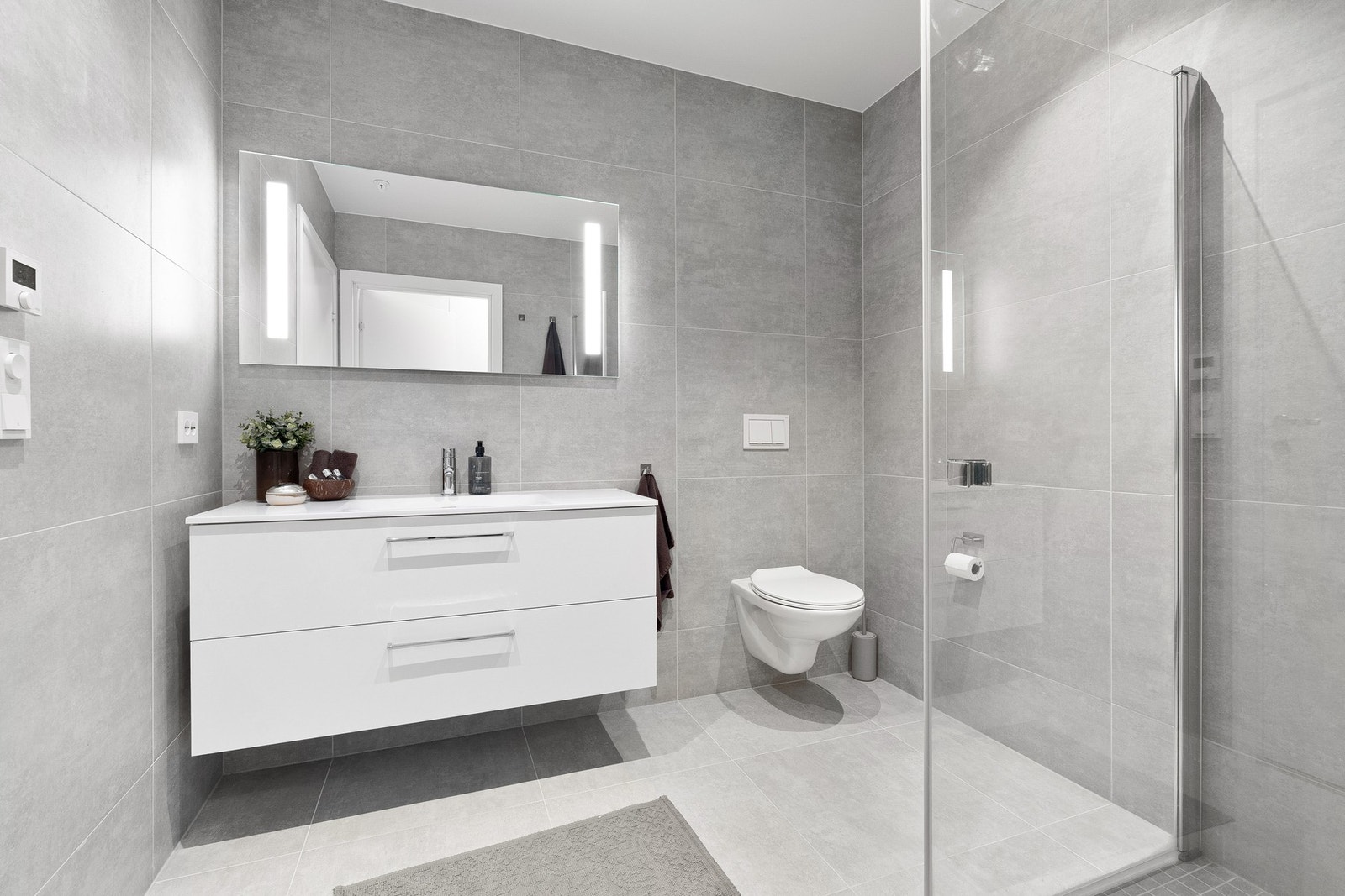 - Privat, smakfullt bad i tilknytning til hovedsoverommet - Galleribilde