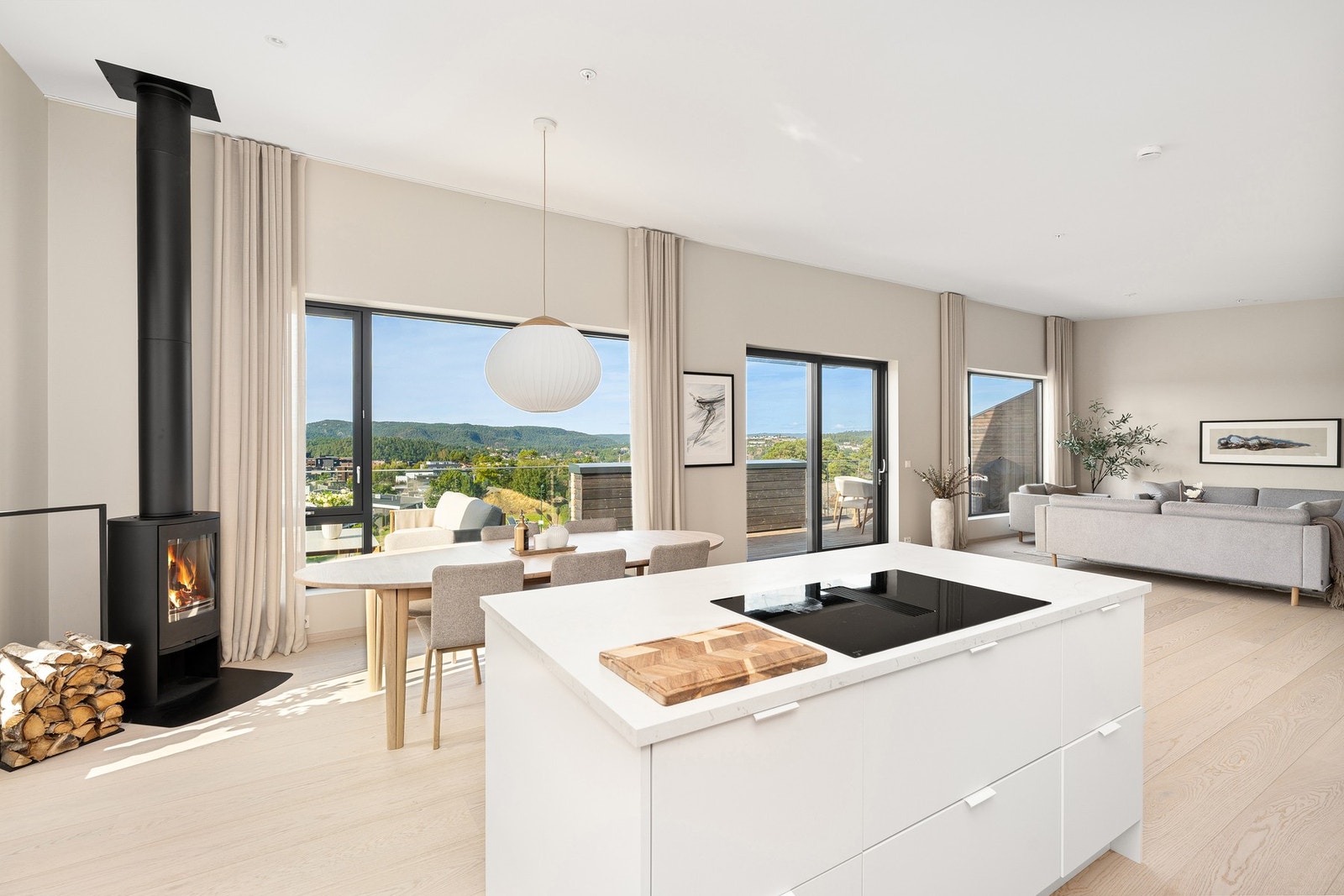 - God romfordeling i stuen som gir fine soner | Alle rommene har også moderne parkettgulv (bortsett fra våtrom) - Galleribilde