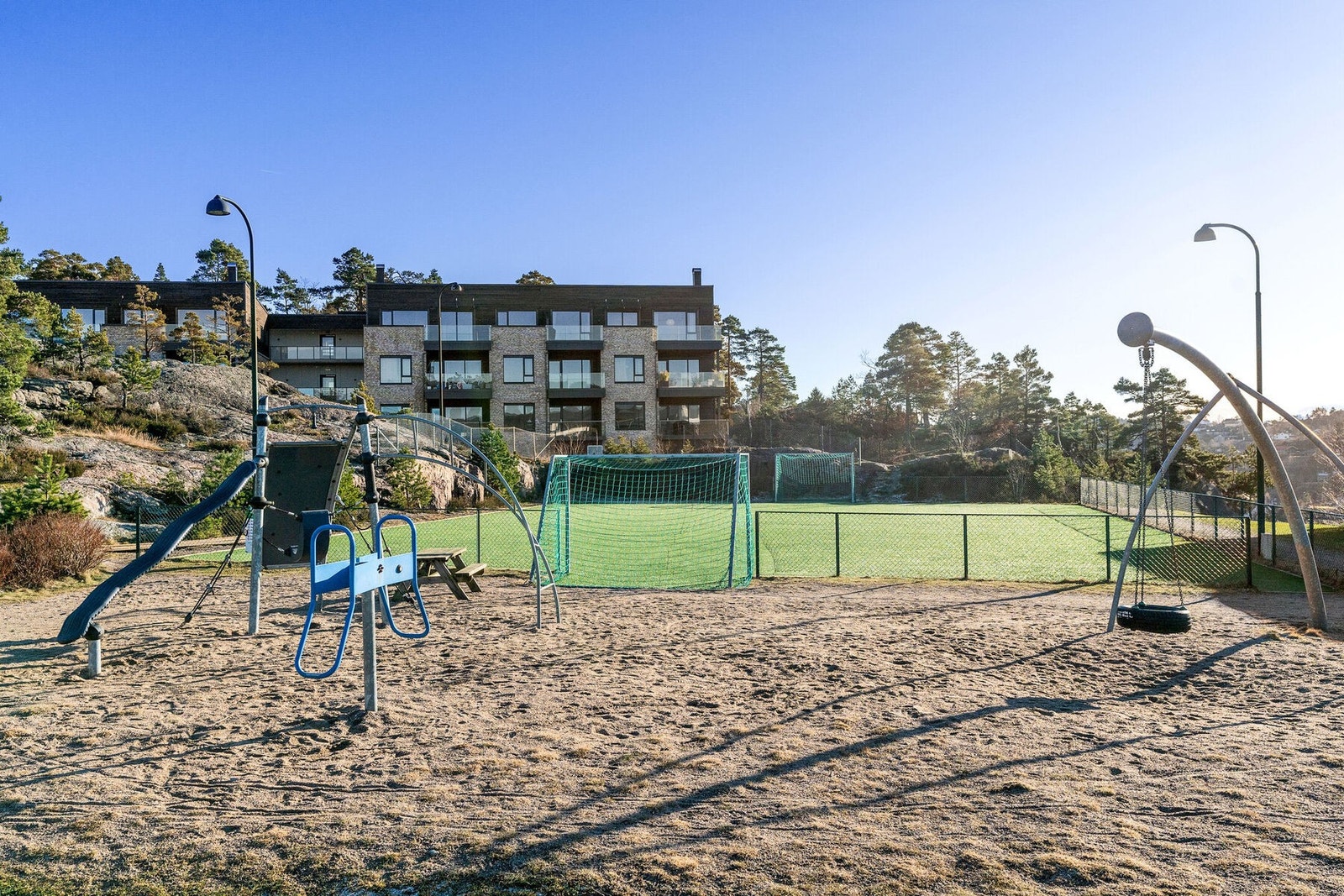 - Justneshalvøya blir kalt 'Barnas bydel' og det er flere, fine lekeplasser rett i nærheten | Enten om man har barn selv eller kanskje barnebarn på besøk - Galleribilde