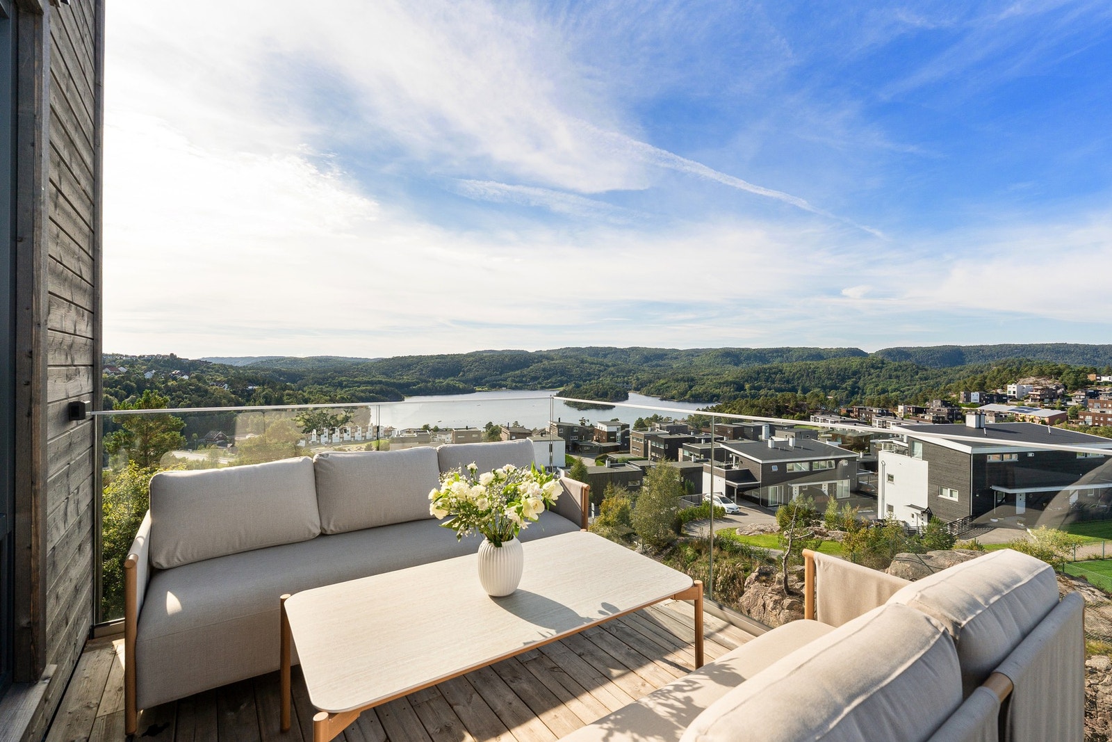 - Ut til balkongen, kan vi nyte den flotte utsikten mot Gillsvann | Balkongen måler hele 27 kvm og her kan man nyte lange, fine sommerdager - Galleribilde