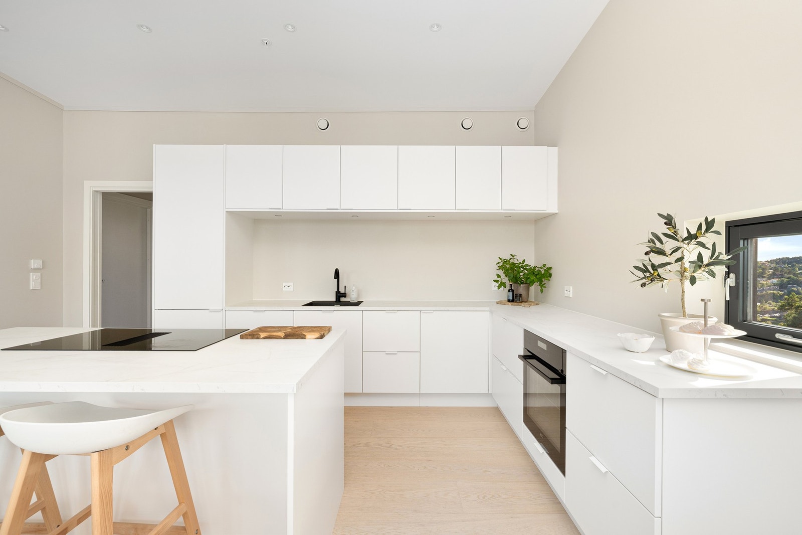 - Lekkert og påkostet kjøkken fra Strai | Meget innholdsrikt med gjennomtenkte løsninger - Galleribilde