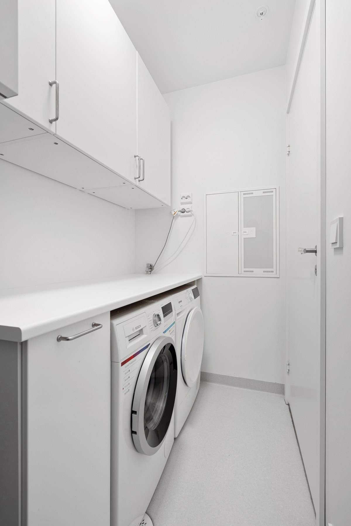 - Eget, praktisk vaskerom med opplegg for vaskemaskin/trommel og smarte løsninger med benk og skap | Det er også balansert ventilasjonsanlegg i leiligheten - Galleribilde