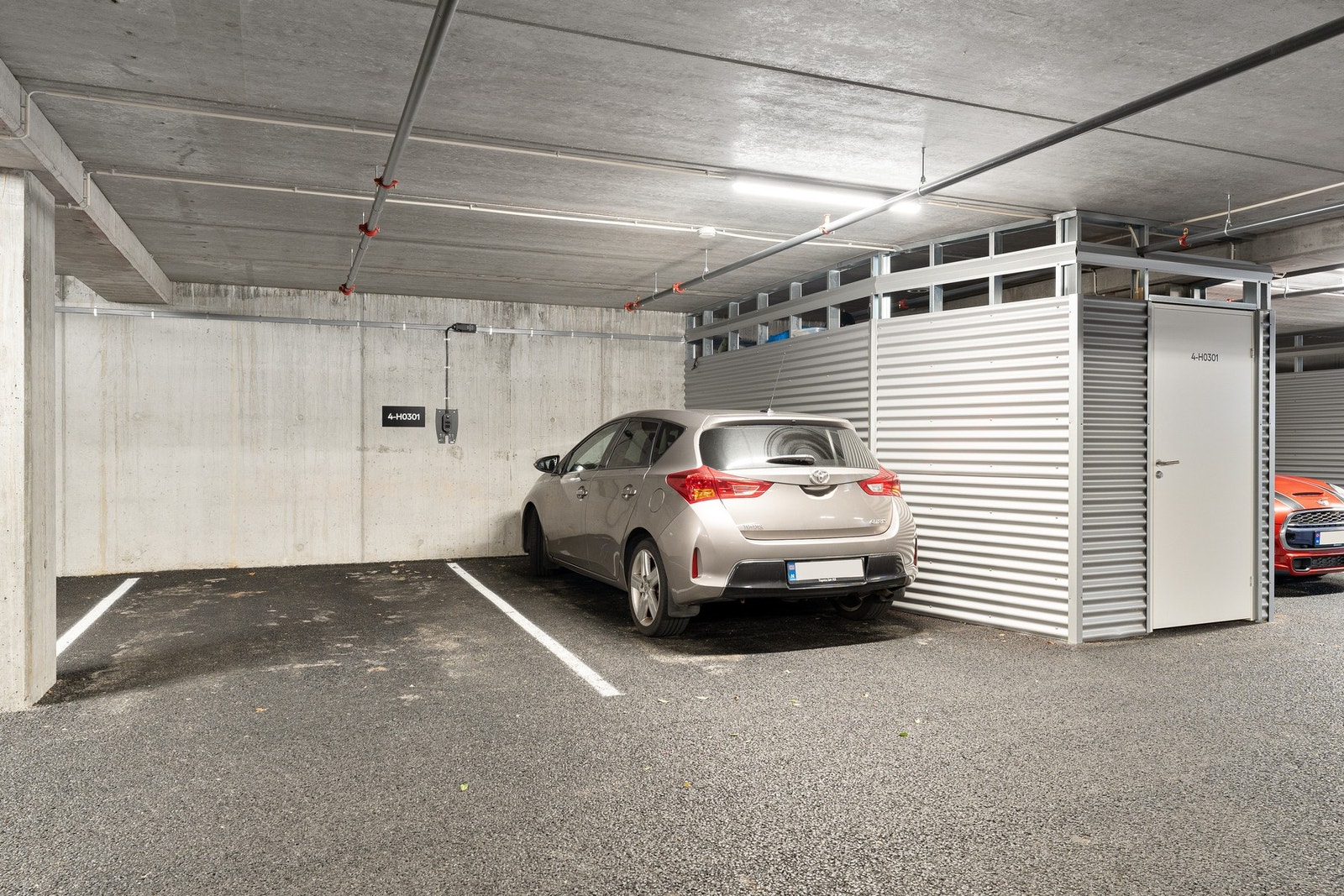 - To faste parkeringsplasser og romslig sportsbod på ca 10 kvm tilhørende leiligheten | Eier har også installert lader til elbil - Galleribilde