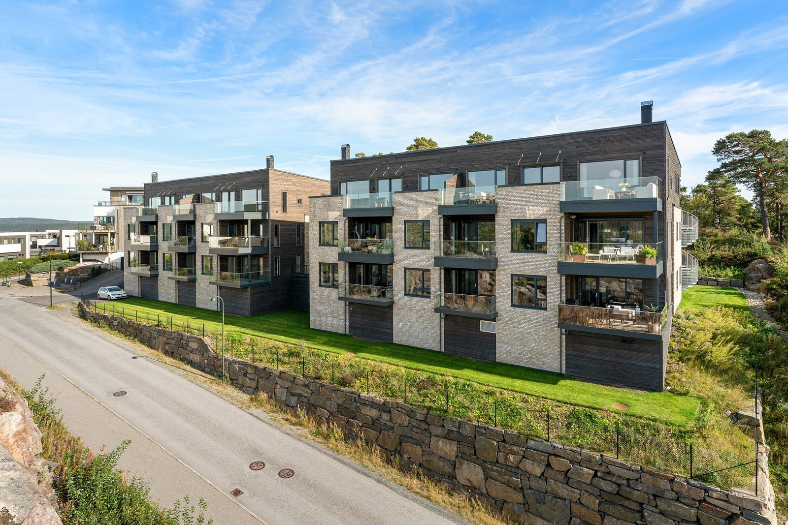 - Flott leilighetsbygg som stod ferdigstilt i 2022 | Leiligheten ligger helt i toppen og på enden med stor, solrik balkong - Galleribilde