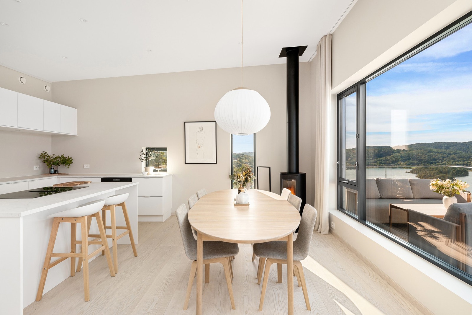 - Det er installert vedovn i stuen som bidrar til det lille ekstra på mørke høst/vinterdager - Galleribilde