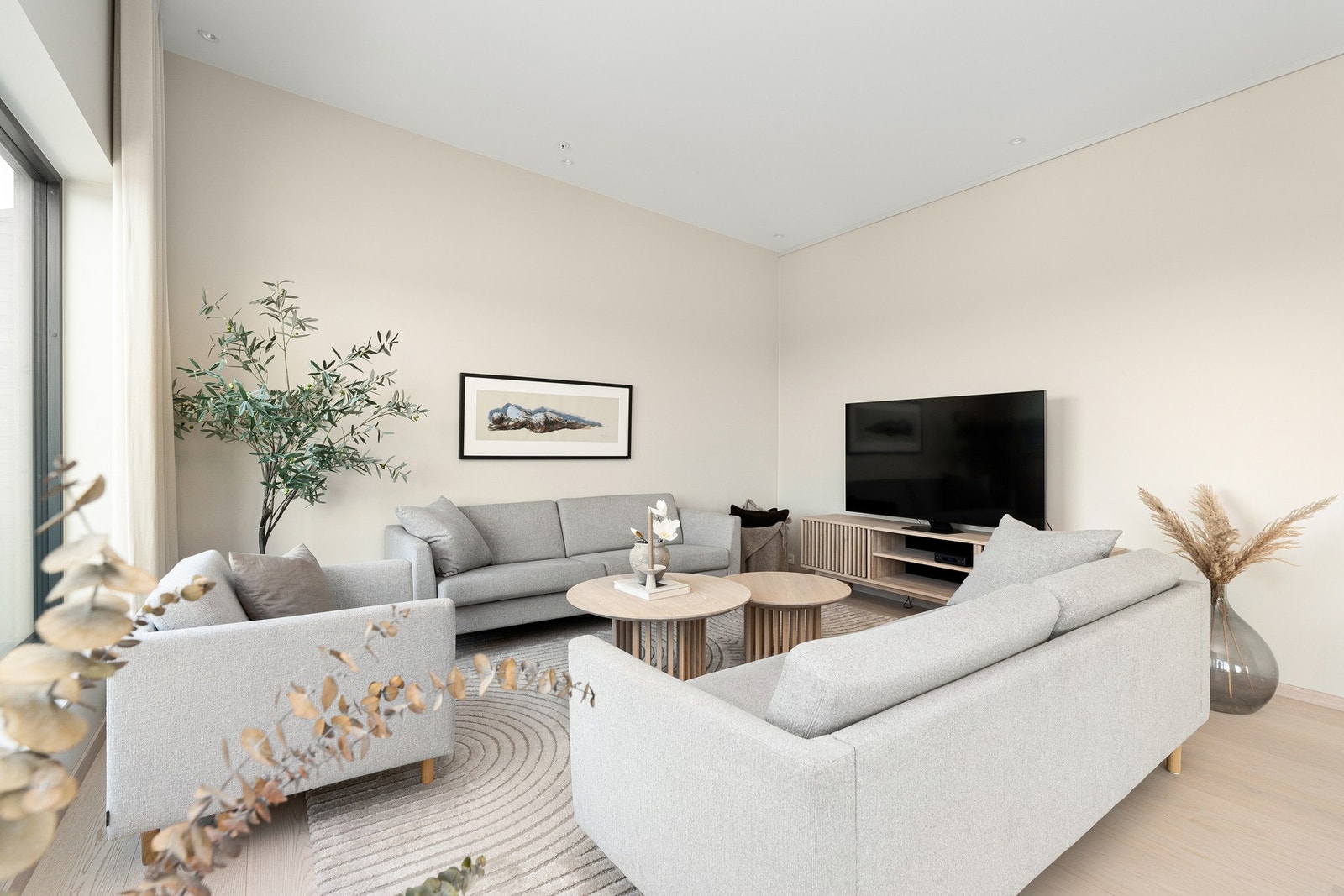 - Stuen fremstår som romslig med god plass til å møblere slik man ønsker - Galleribilde