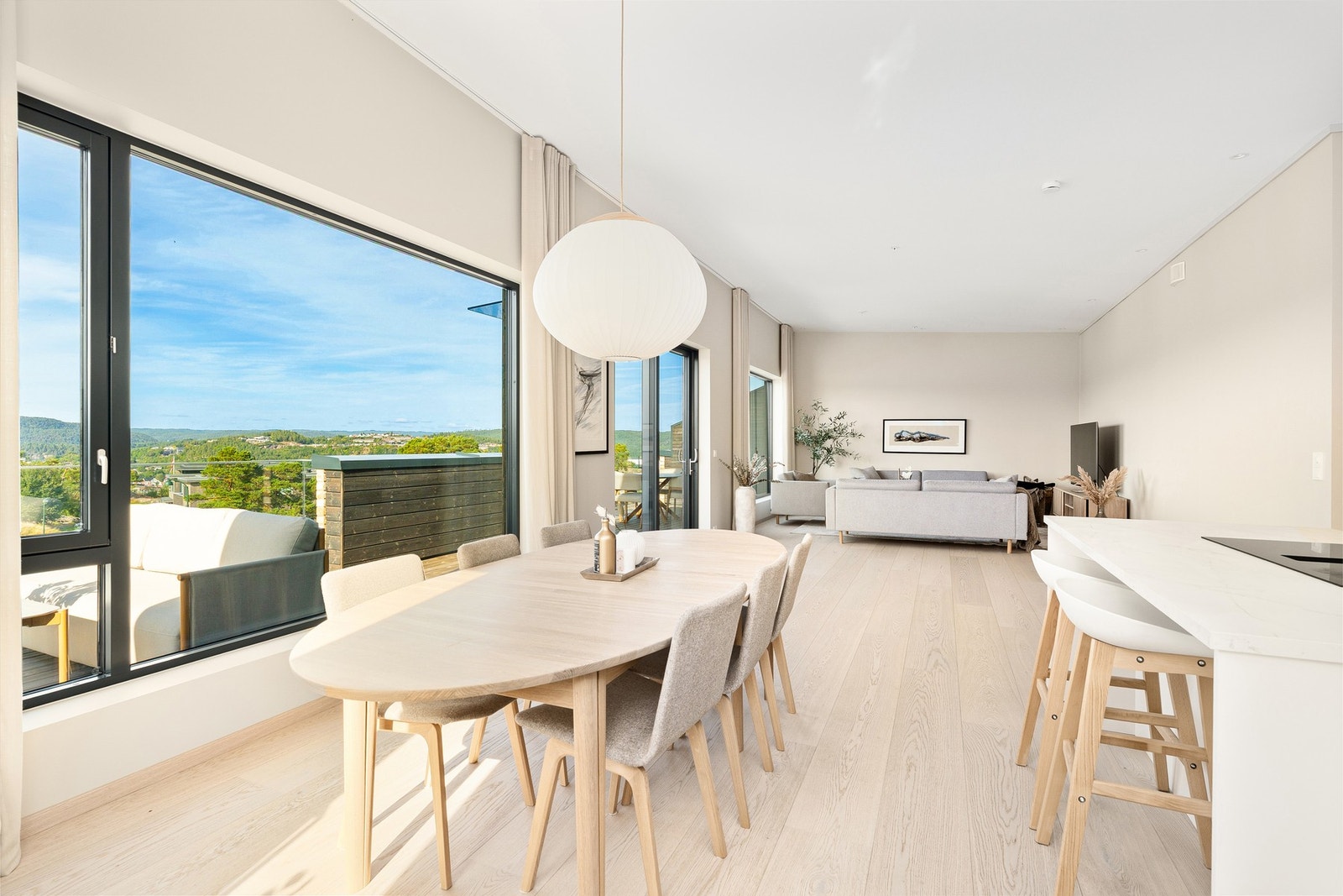 - Store vindusflater i stuen som skaper fantastisk lysinnsipp - Galleribilde