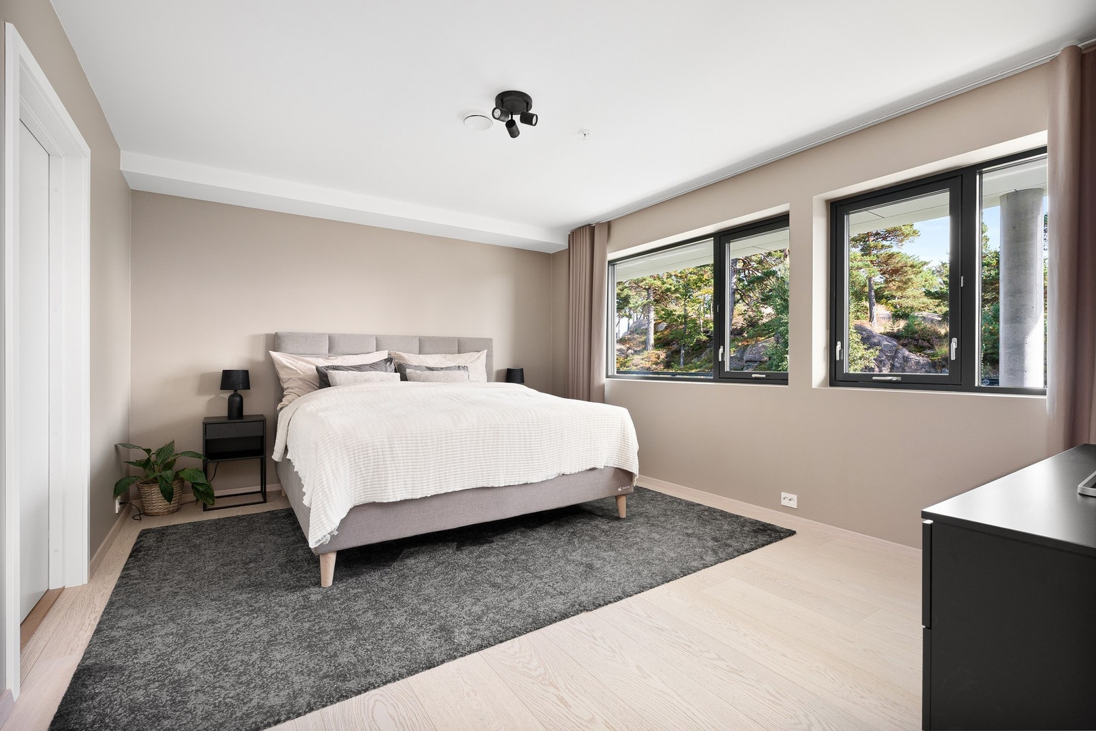 - Leiligheten har totalt 3 soverom | Hovedsoverommet har meget romslig størrelse og på ca 24 kvm | Flere vinduer som også gir bra lysinnslipp - Galleribilde