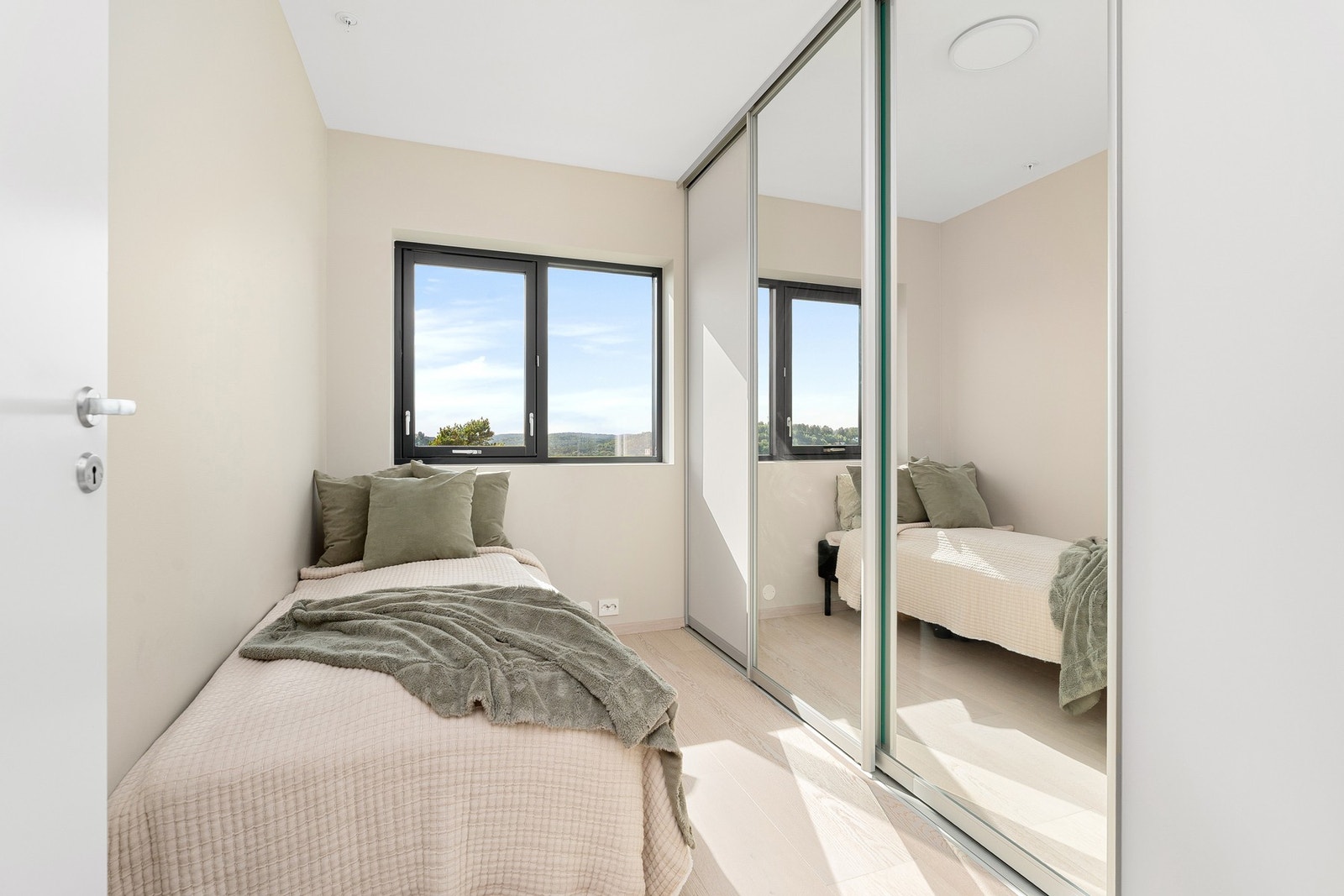 - Soverom 3 | Her er det satt inn solide skyvedørsgarderobe med speil - Galleribilde