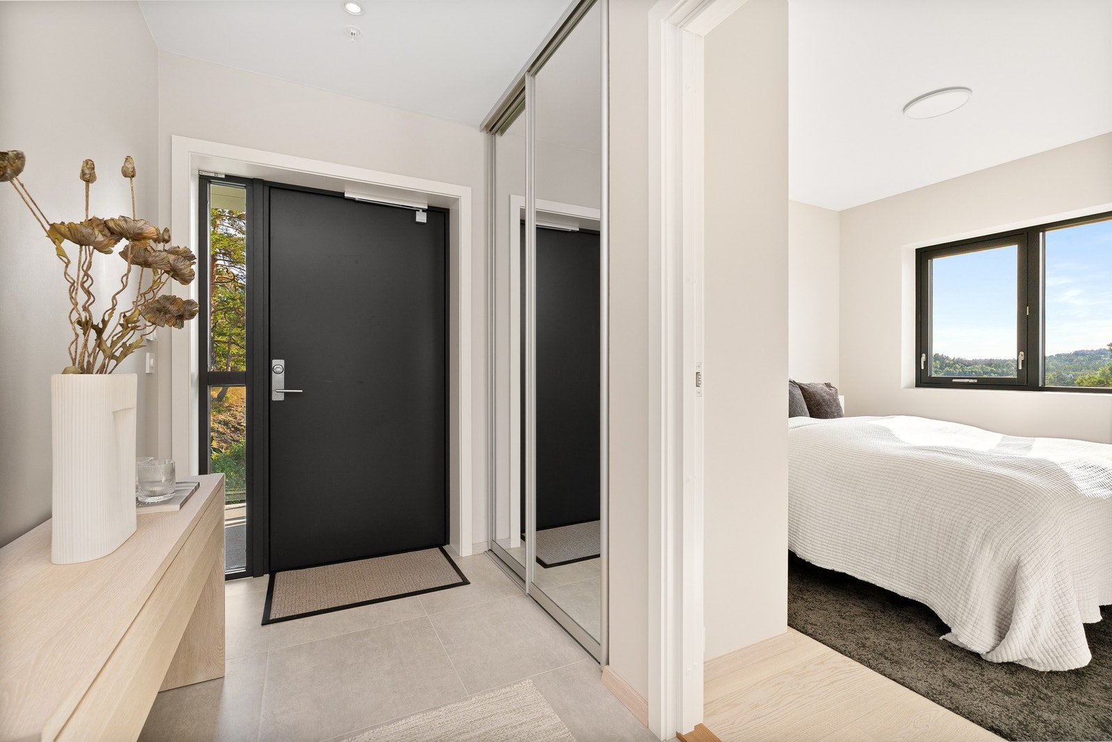 - Velkommen inn | Innbydende gang og generøs takhøyde som umiddelbart gir deg en god romfølelse - Galleribilde