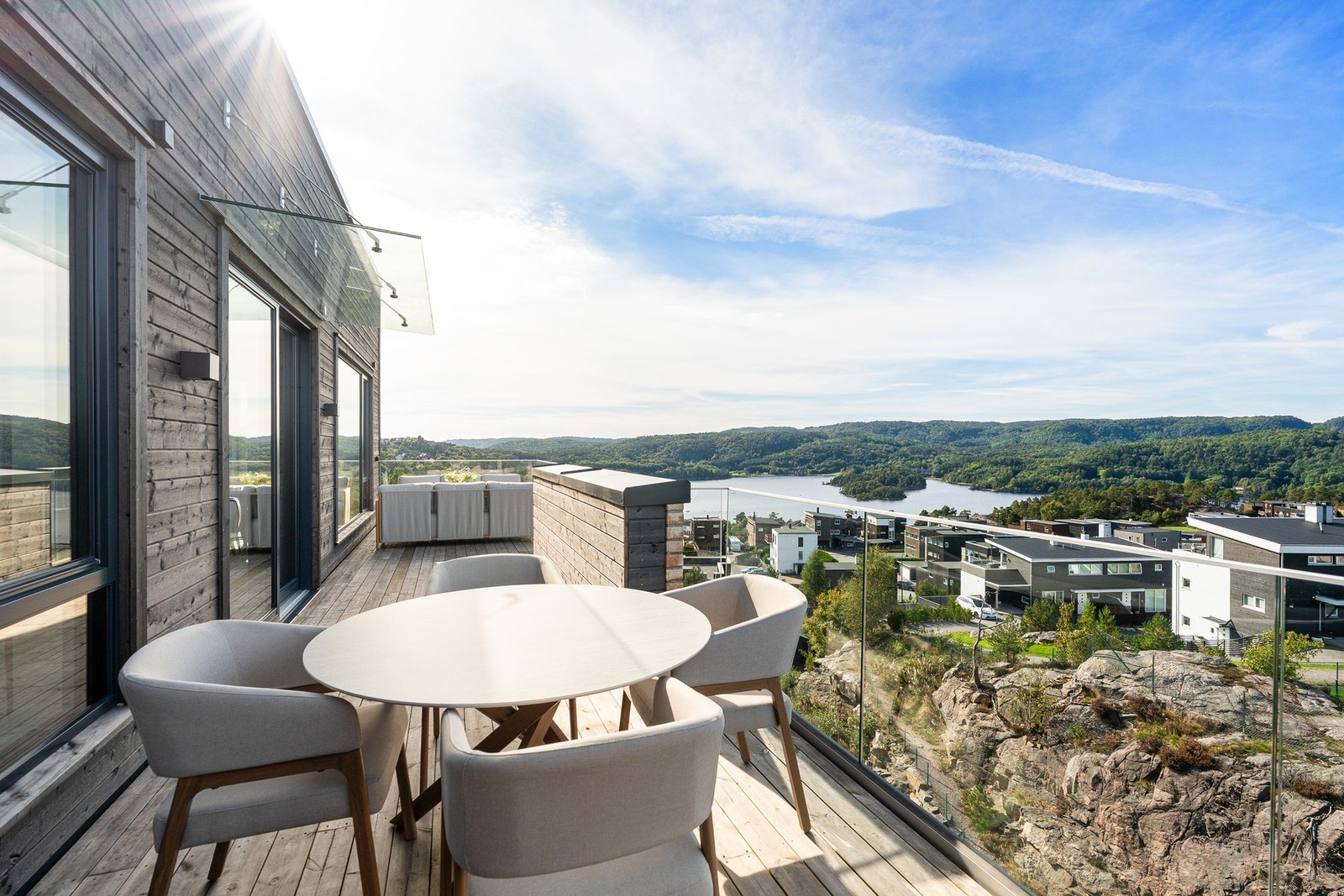 - Glassrekkver omtrent hele balkongen, som gir bedre lysforhold og utsikt - Galleribilde