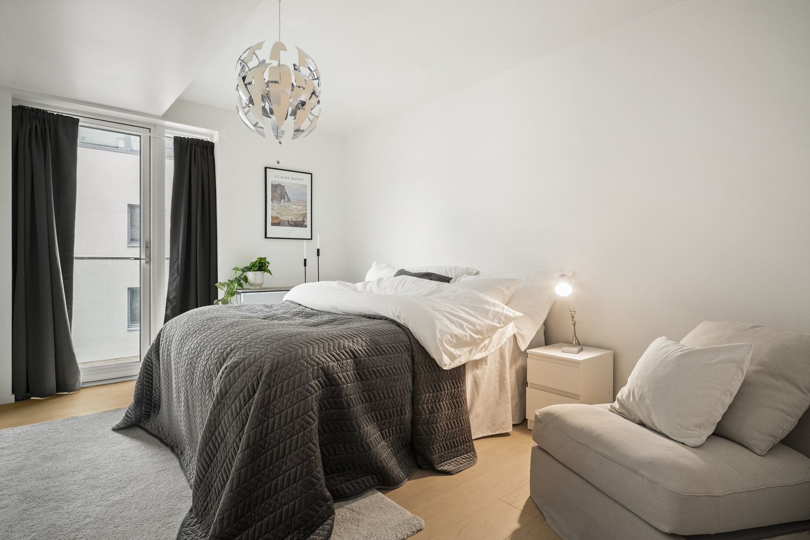 Hovedsoverommet er på nesten 13 kvm. og er tilknyttet leilighetens innvendige bod på nær 4 kvm. Galleribilde