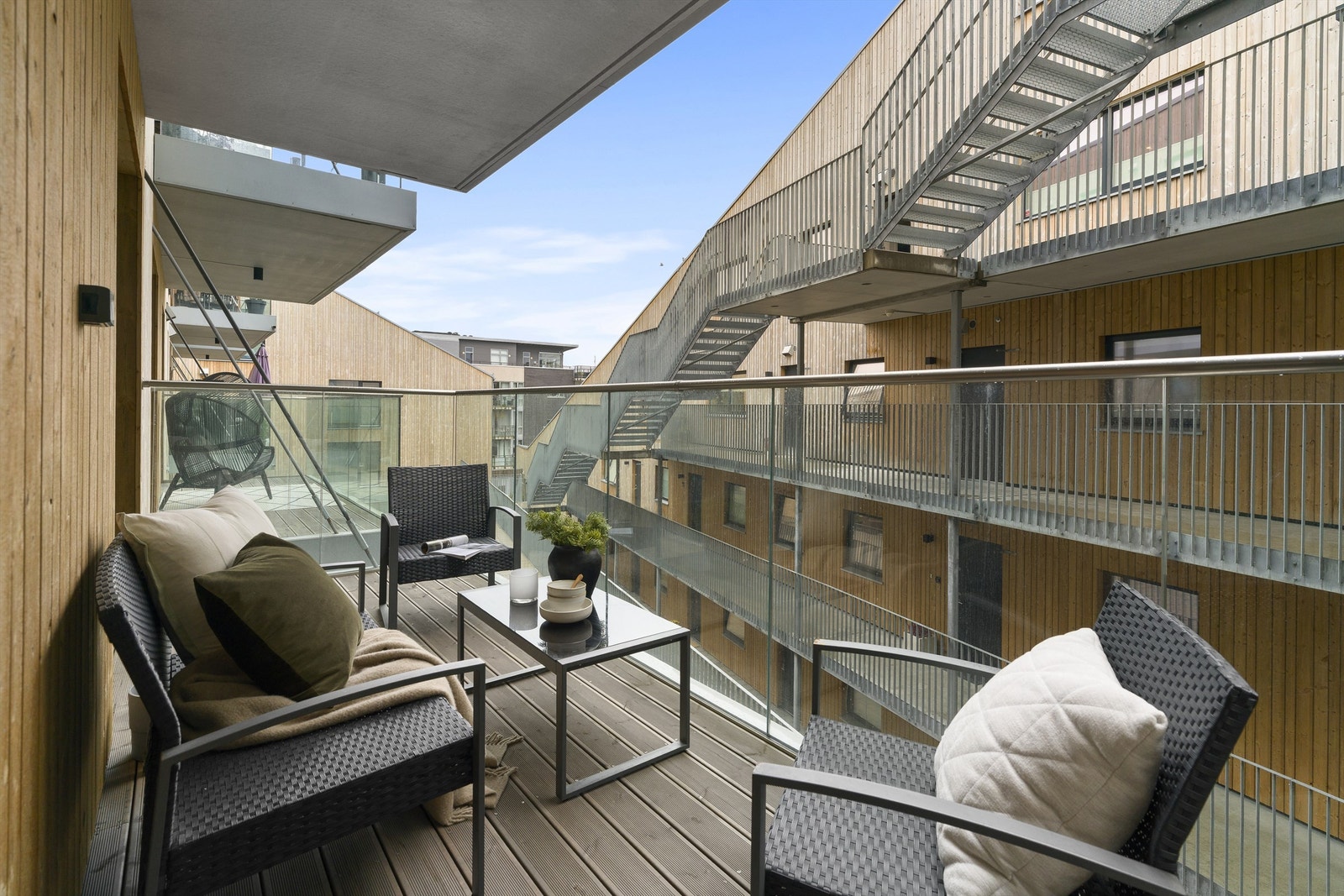 Leiligheten har balkong på begge sider hvorav denne er orientert mot vest og eksponert for ettermiddagssolen sommerstid. Galleribilde