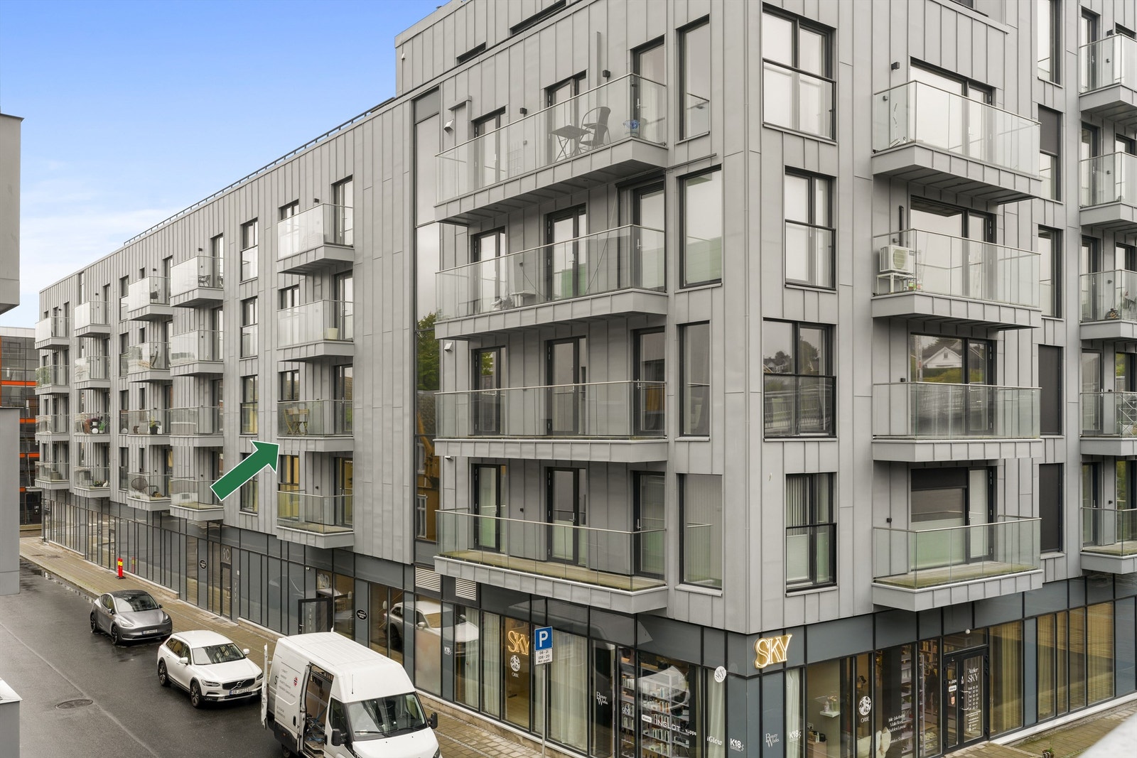 Hovedinngangen vender mot Tordenskiolds gate og har porttelefon som betjenes fra leilighetens entré. Galleribilde