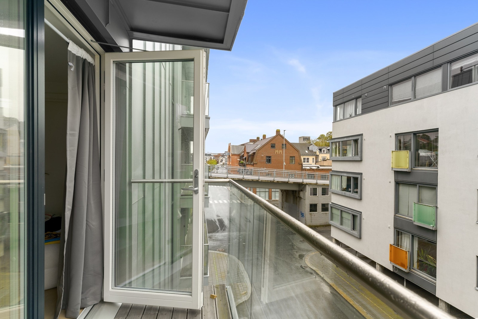 På hovedsoverommets balkong er det morgen-/formiddagssol sommerstid. Galleribilde