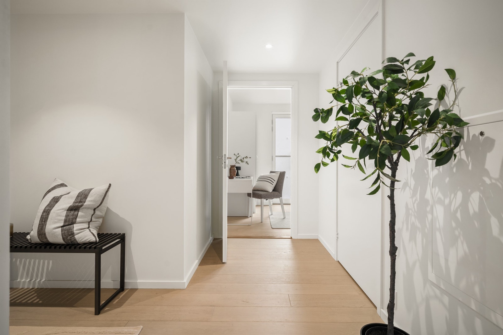 Soverommene er samlet i leilighetens østre side og dermed ikke eksponert for ettermiddags- eller kveldssol. Galleribilde