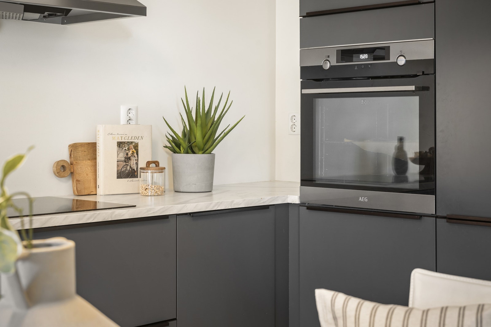 Hvitevarene på kjøkkenet er alle integrert - stekeovnen i praktisk arbeidshøyde. Galleribilde