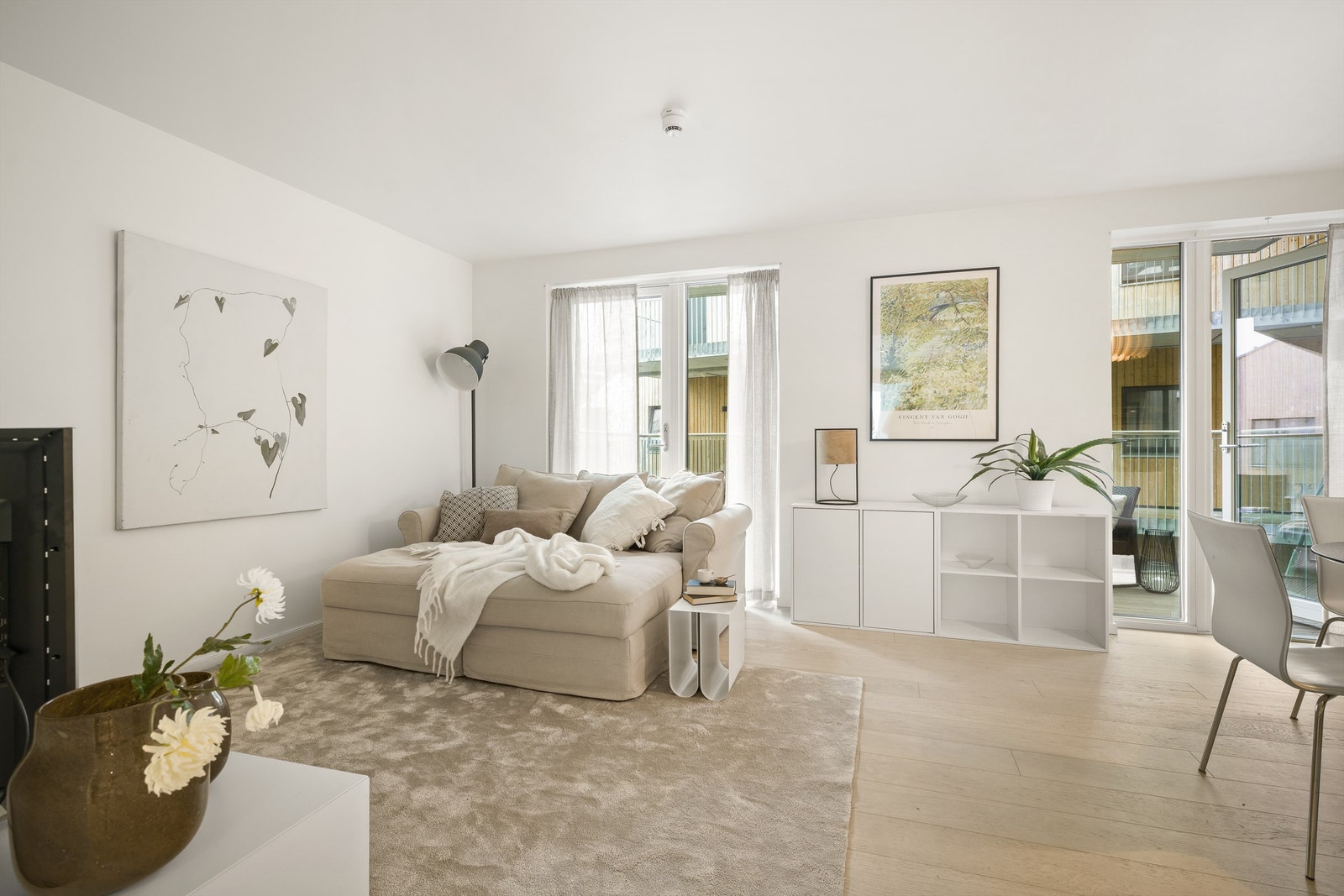 Balkongen på vestsiden er tilgjengelig fra både stuen og kjøkkensonen. Galleribilde