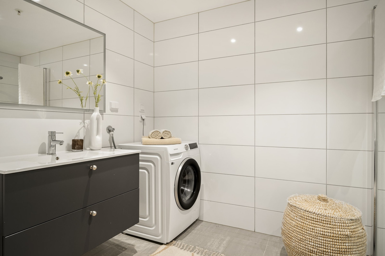 Lekre møbler, moderne fliser og effektfull belysning fra spotter gjør badet delikat og inviterende. Galleribilde