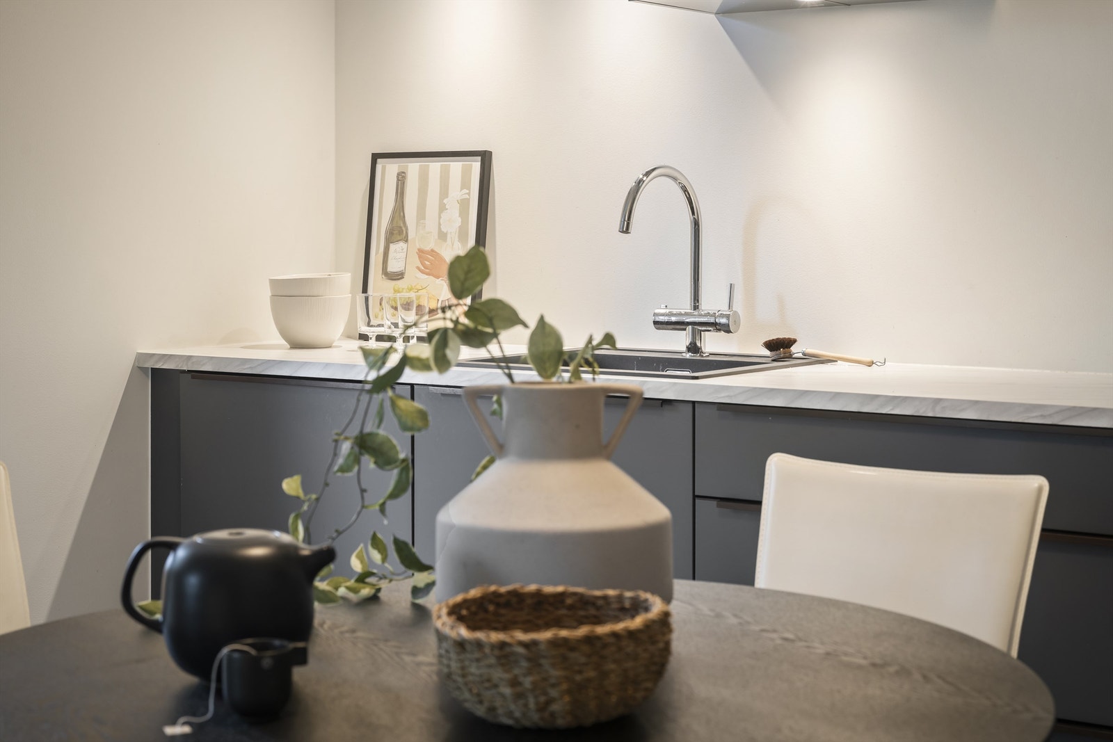 På kjøkkenet er både vask og platetopp omgitt av hendige arbeidsflater. Spotter gir godt arbeidslys. Galleribilde