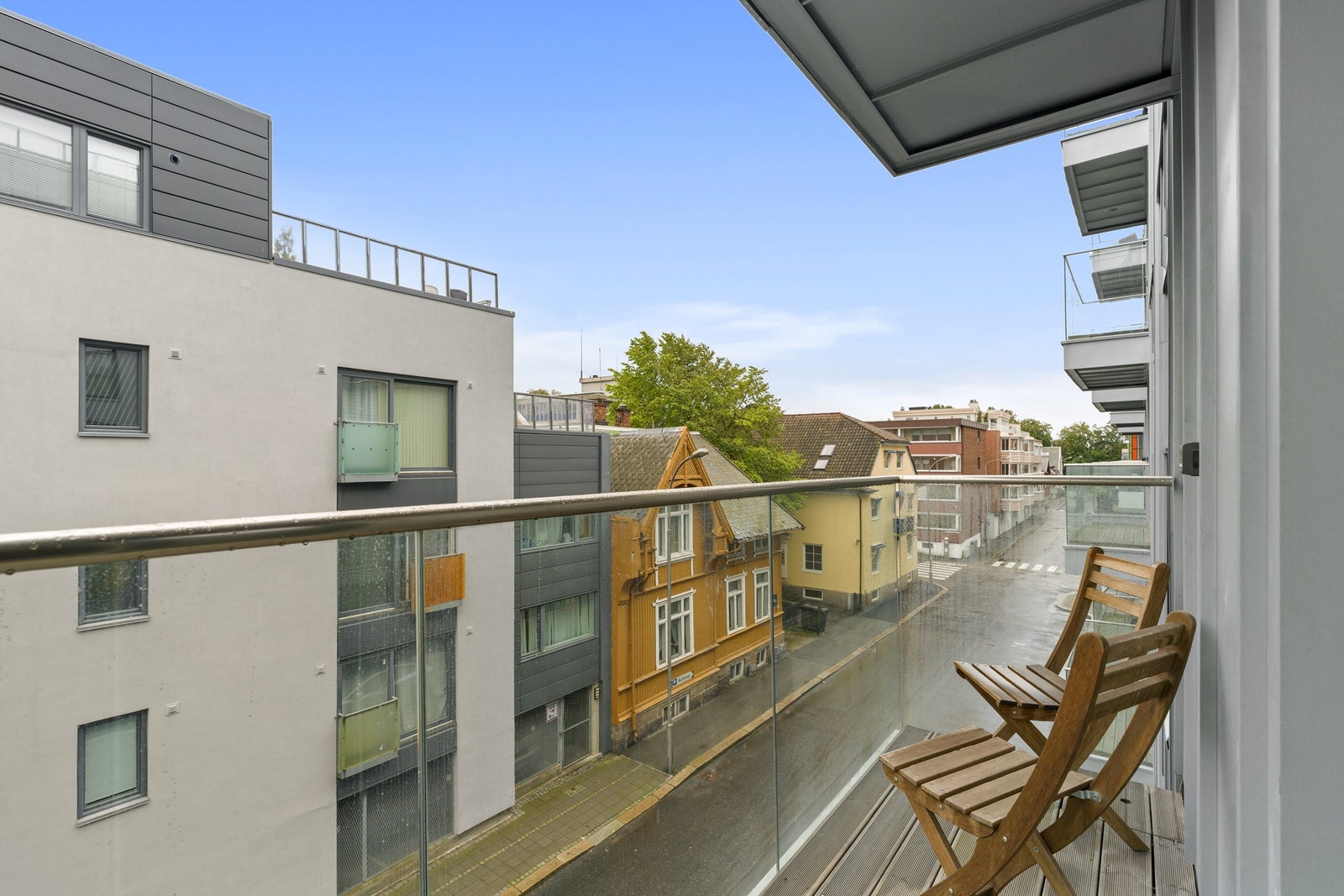 Delikat rekkverk av stolpefritt glass rammer pent inn begge balkonger. Høyden av andre etasje gir god avstand til gatenivået. Galleribilde