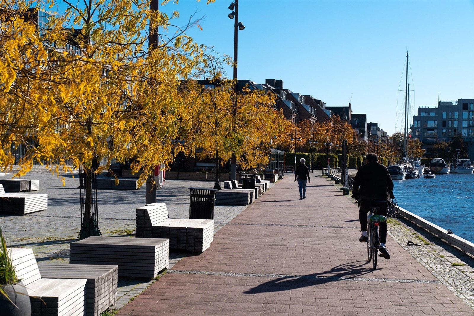 Mellom Tordenskiolds Brygge og bykjernens mange etablissementer er det kun kort gangavstand - gjerne på promenaden langs elven. Galleribilde
