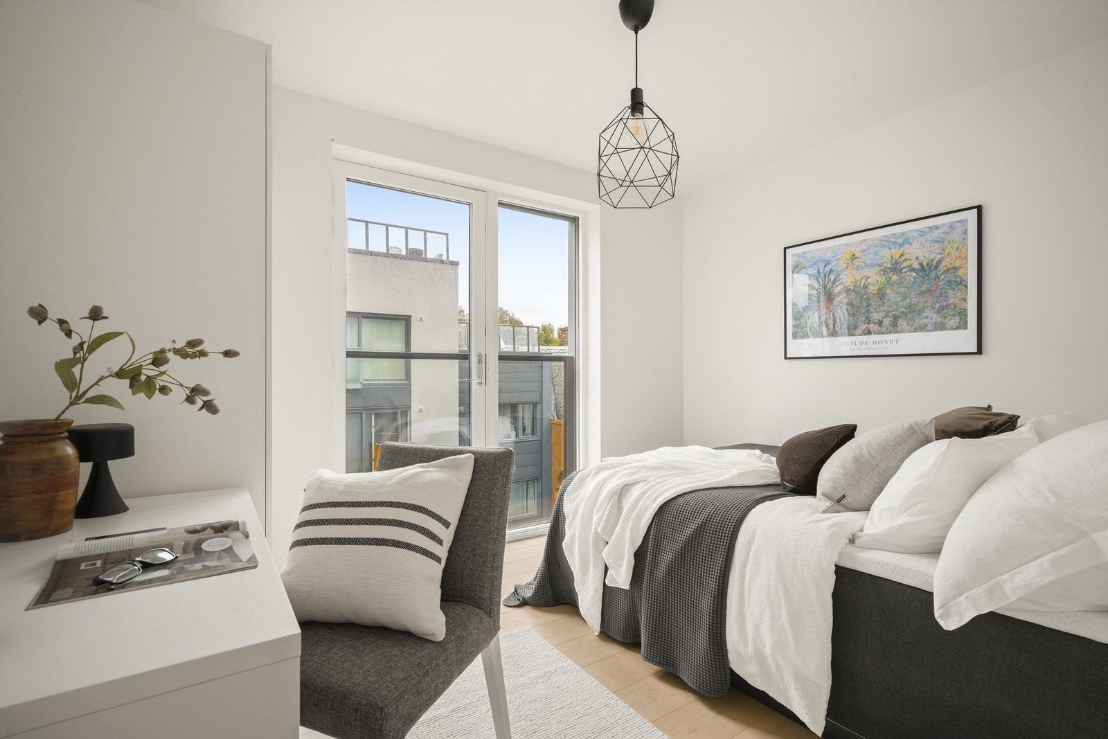 Begge soverom er av god størrelse, spesielt dette på nesten 10 kvm. som utgjør et naturlig barne-gjesterom og kan åpnes mot fransk balkong. Galleribilde