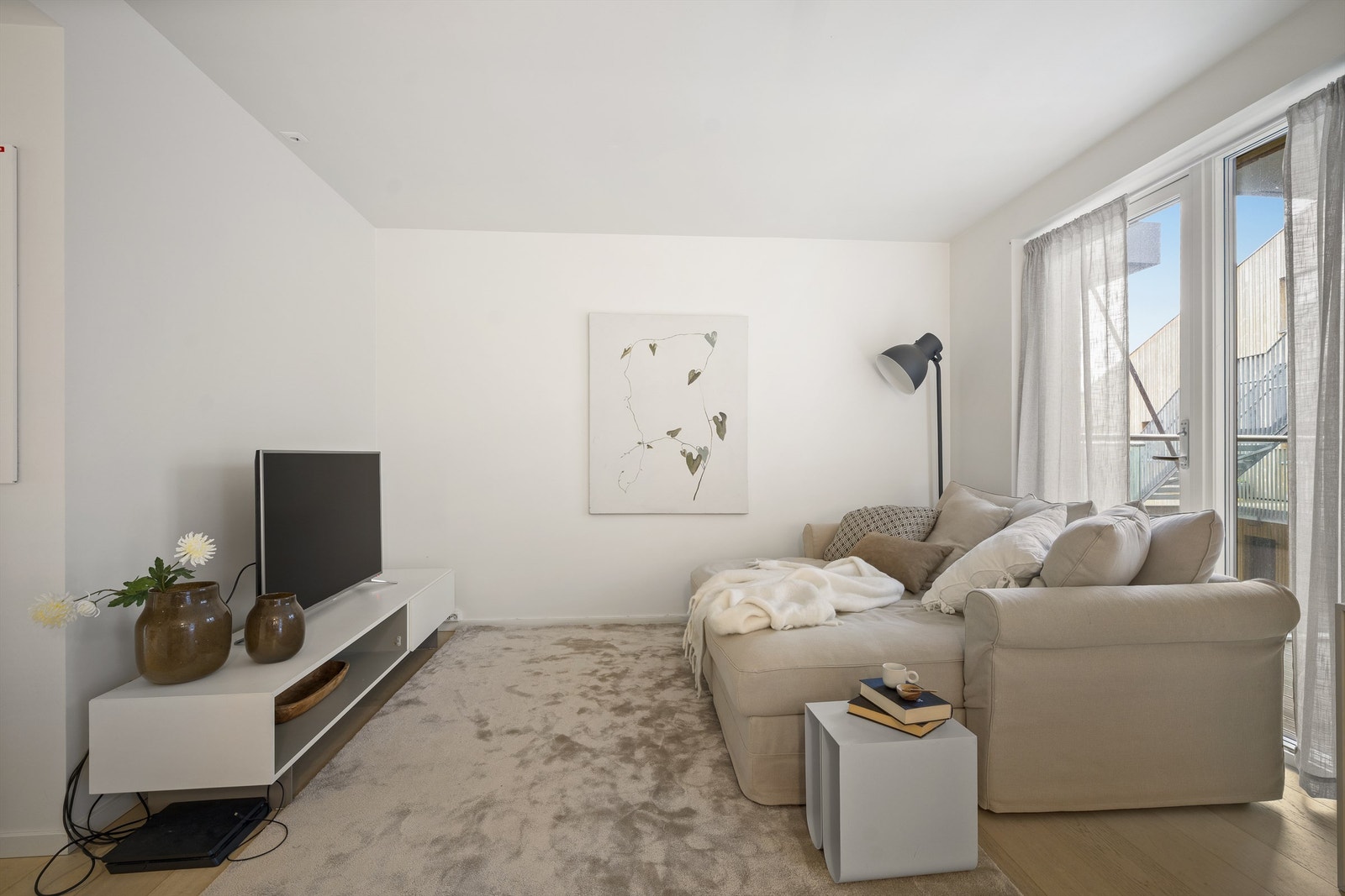 Gulvene er i alle rom utenom badet av én-stavs parkett, veggene av glatte flater med listefri overgang til både himlinger og vinduer. Galleribilde