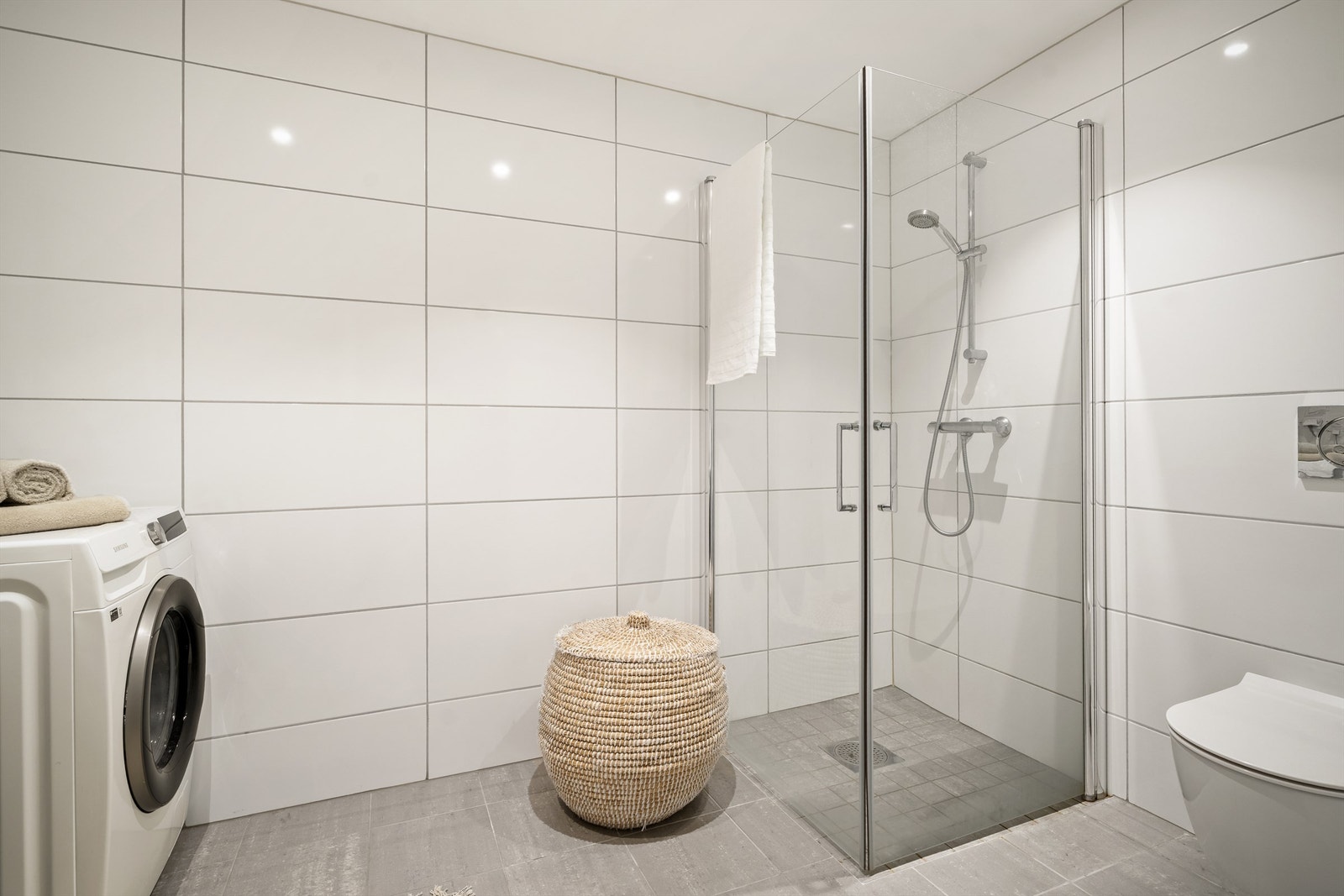 Med nesten 6 kvm. er badet større enn hva som kreves i aktuell byggeforskrift og praktisk til kombinert bruk som vaskerom. Galleribilde