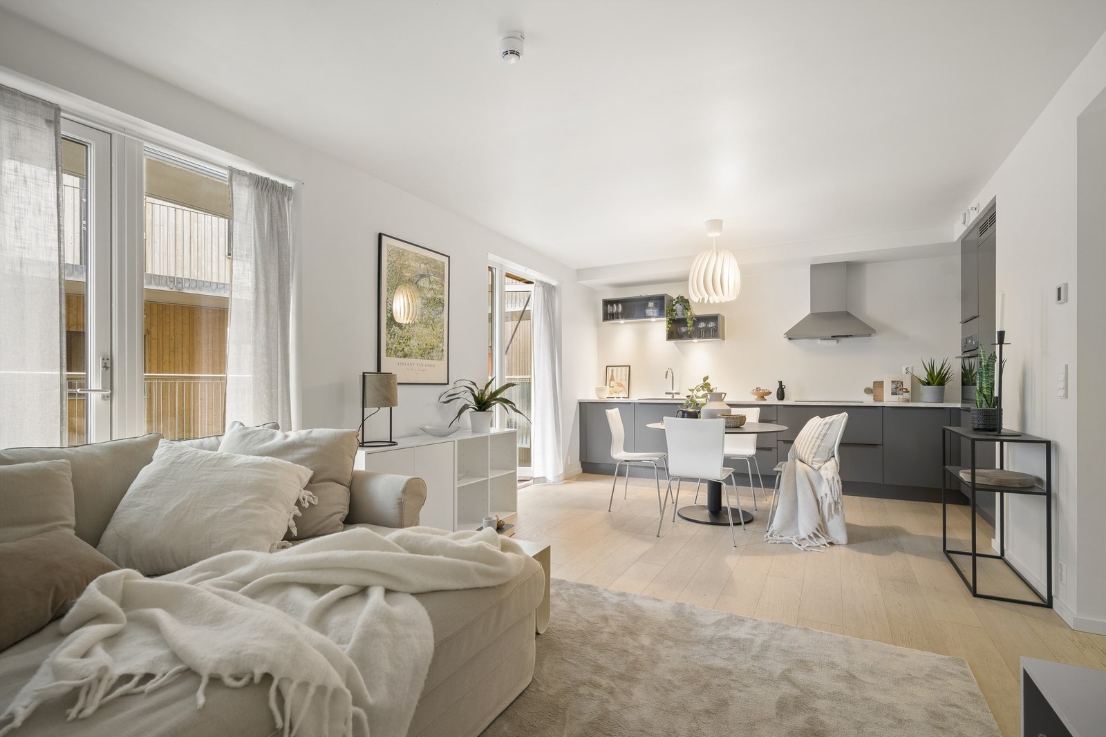 Leiligheten ble ferdigstilt i 2020 med moderne kvaliteter og er i dag velholdt. Vannbåren varme i alle gulv sikrer stabil innetemperatur og lavt strømforbruk. Galleribilde