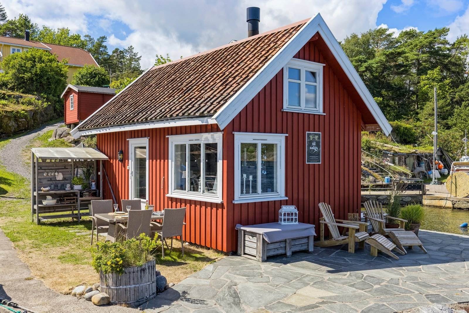 Sjøbod med liten hems og hyggelig innretning til utekjøkken Galleribilde