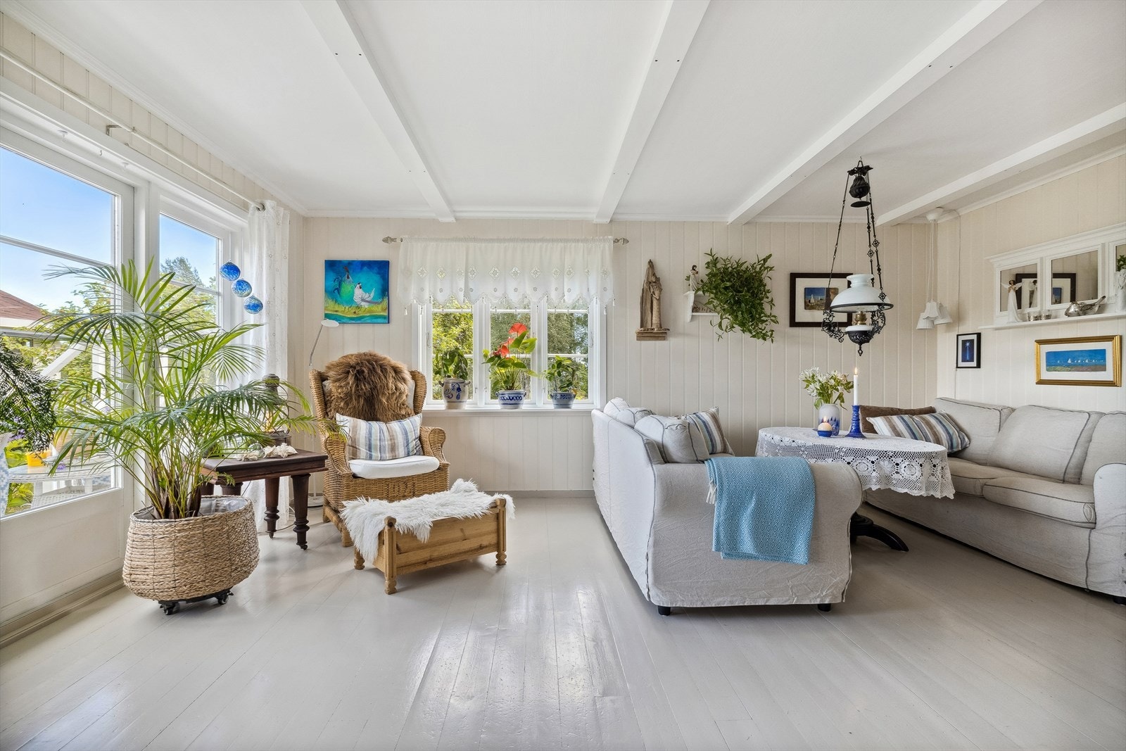 Gjennomlyst og vakkert - malte tregulv - vindusglass er fornyet i senere tid Galleribilde