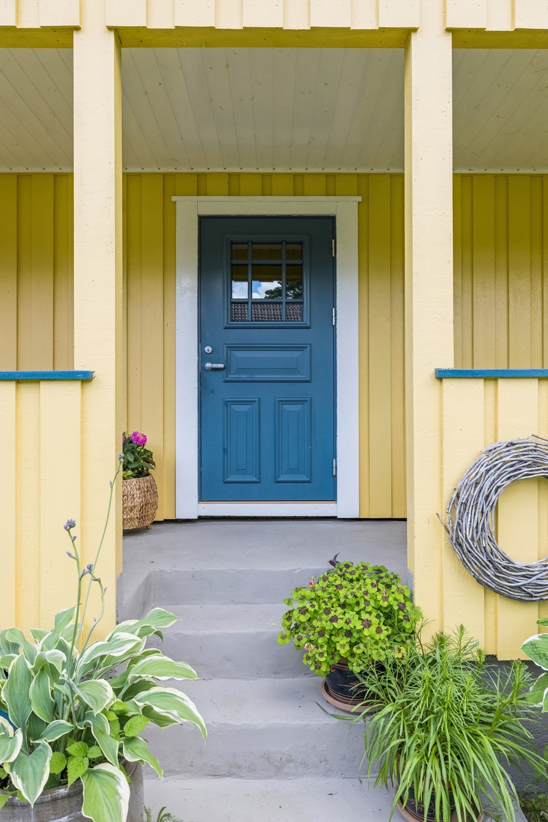 Pen inngang nr. 2 med overbygget veranda Galleribilde