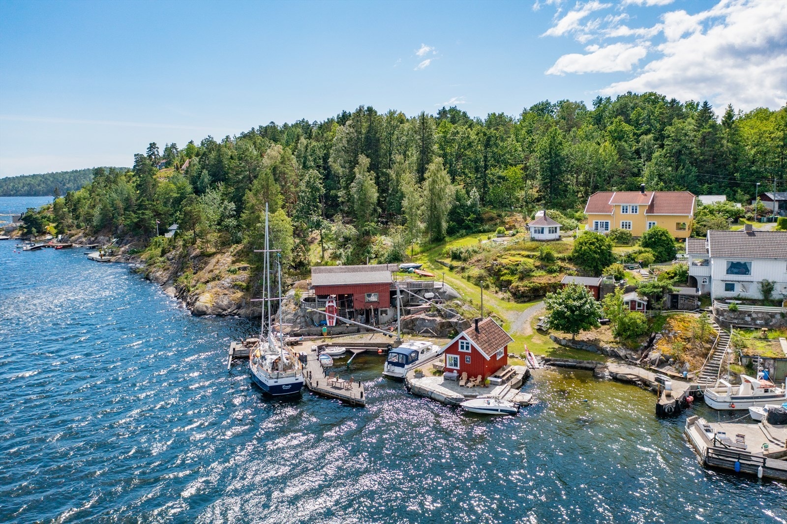Egen strand og egen brygge med plass til flere båter Galleribilde