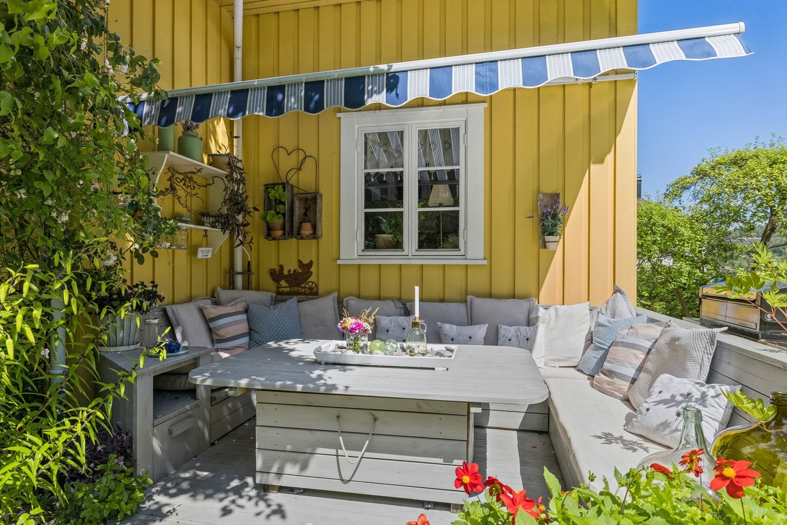 På siden av plattingen er det laget et egen plass for utegrillen Galleribilde