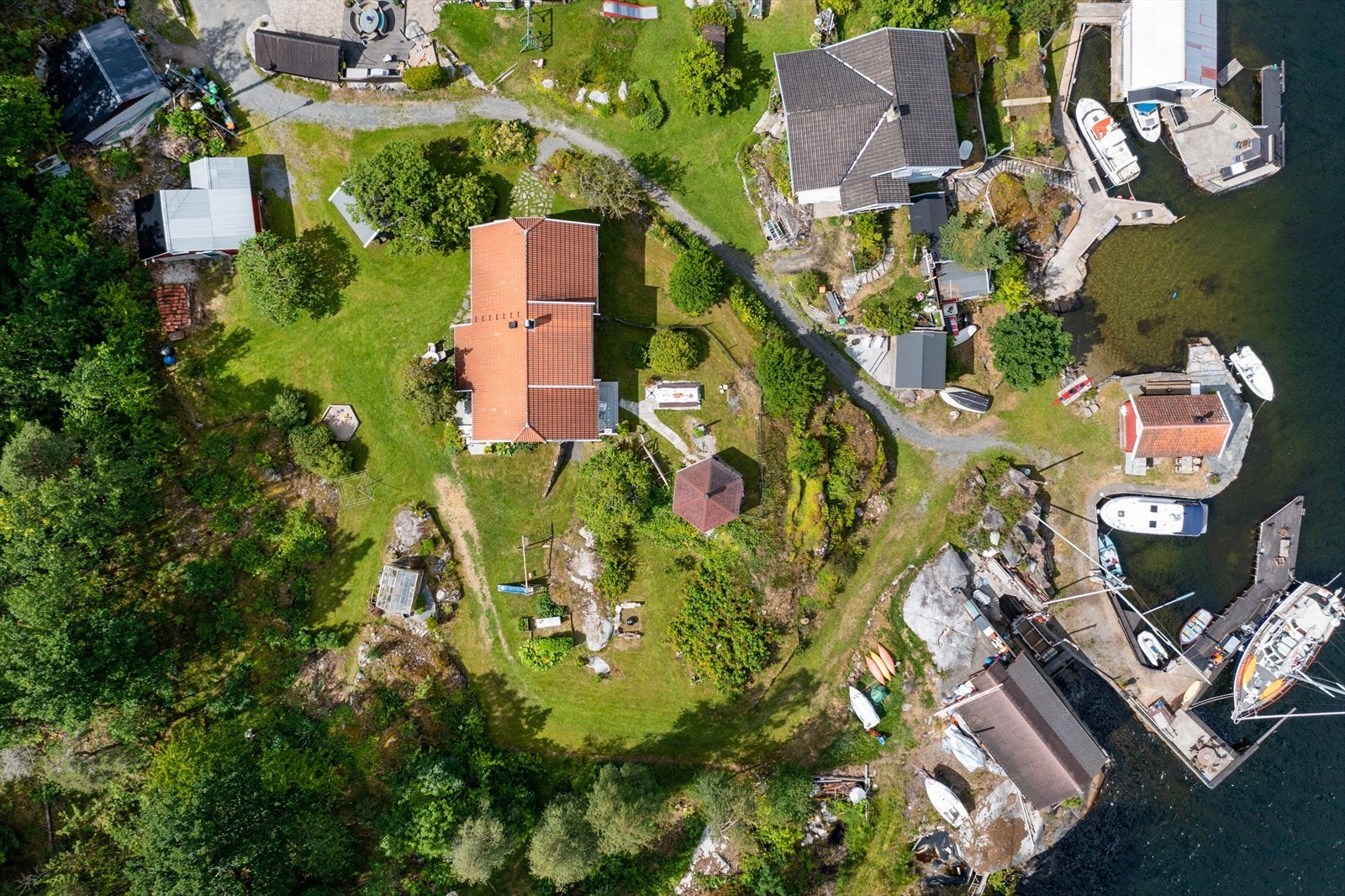 Oversikt over eiendommen. Eiendommen grenser delvis til LNFR område. Galleribilde