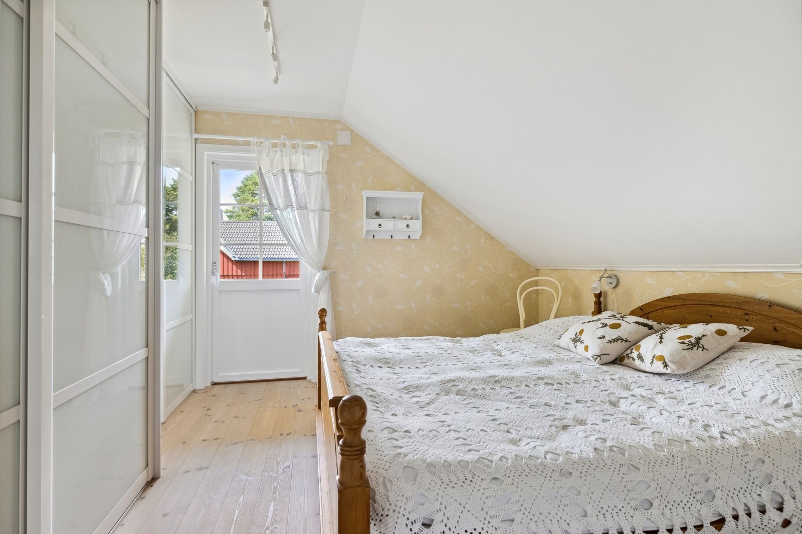 Soverom 3 med garderobeskap langs hele den ene veggen. Galleribilde