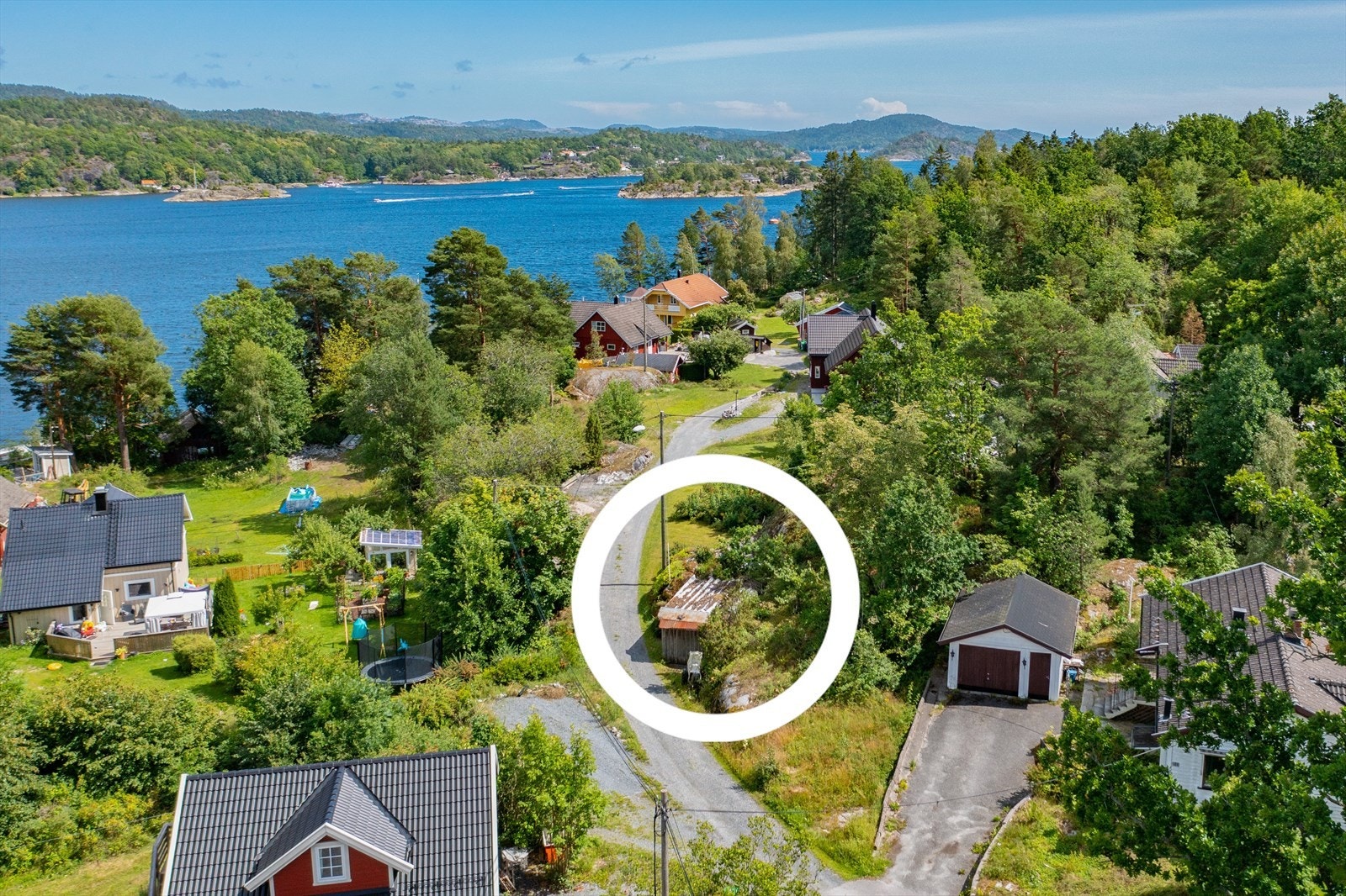 På eiendommen sees liten bod om medfølger på egen parsell (den minste parsellen) Galleribilde