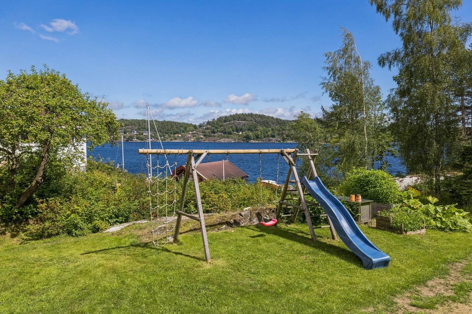 Mange muligheter for liten og stor på tomten Galleribilde