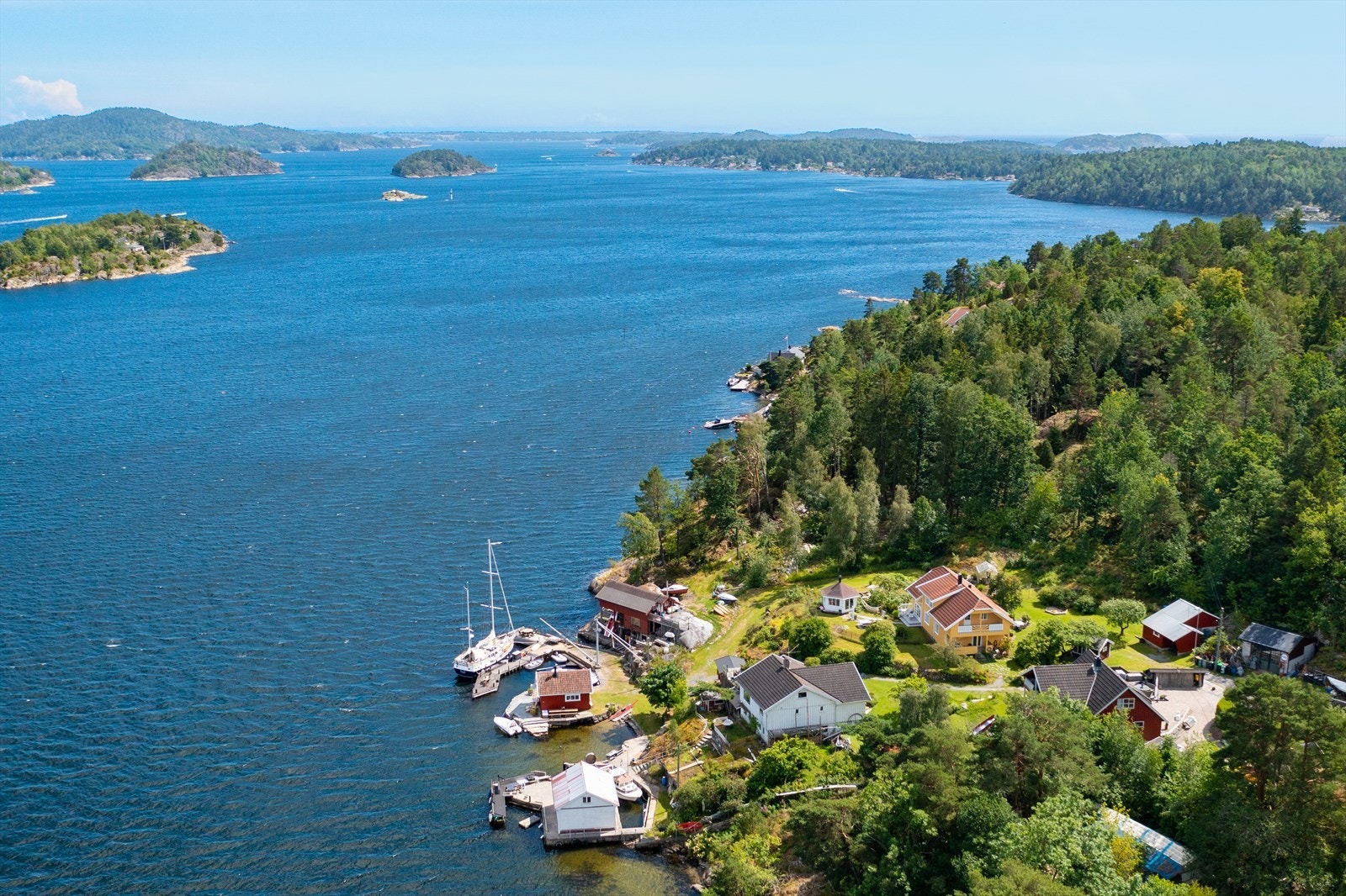 Det går ferge til øya med hyppige daglige avganger. På Sandøya er det bl.a. barnehage og Montesorri skole og matforretning Galleribilde