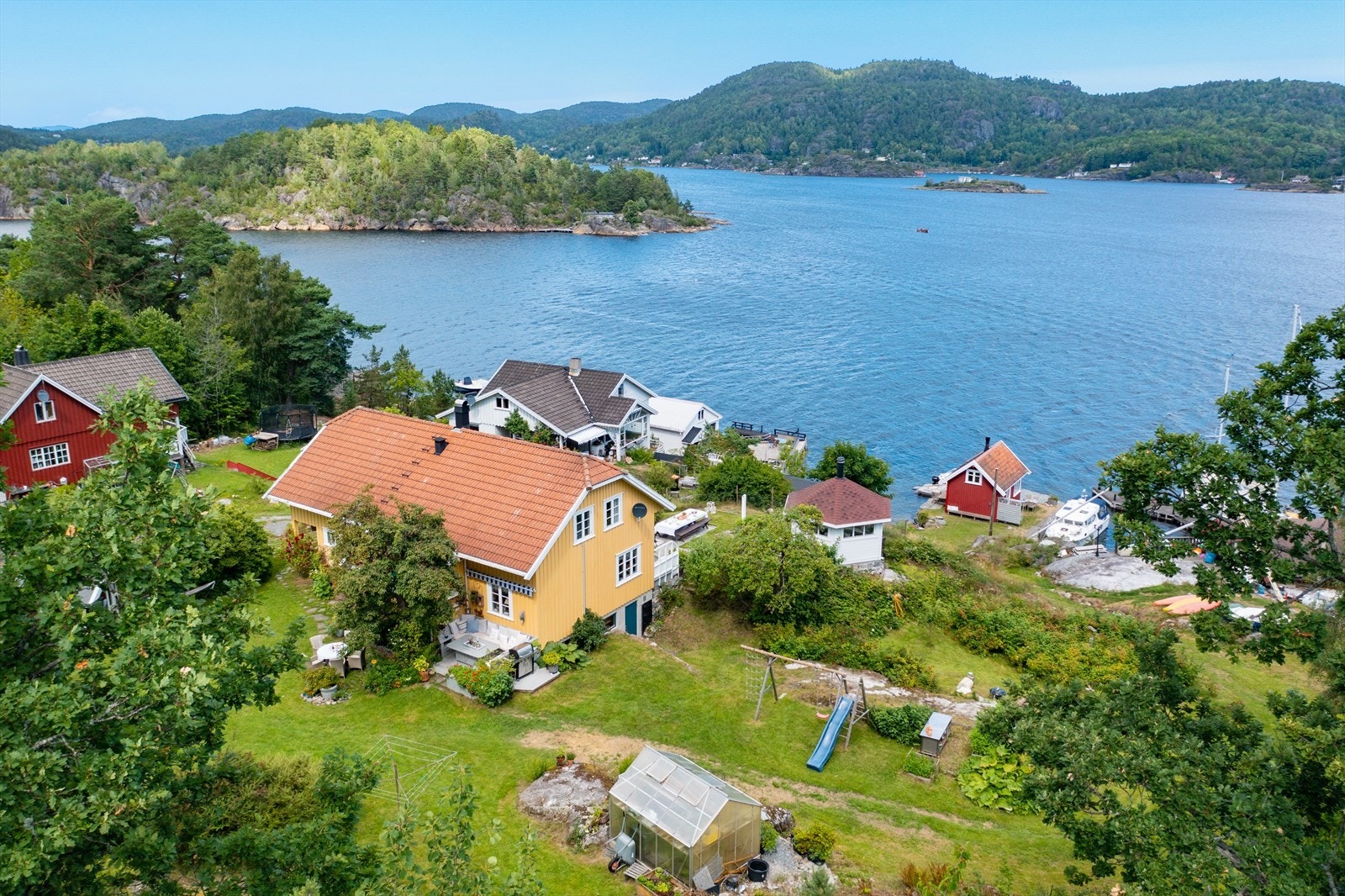Våningshuset er av ukjent byggeår, men ble fraktet til Sandøya i 1927 og påbygget og restaurert i 1988 Galleribilde