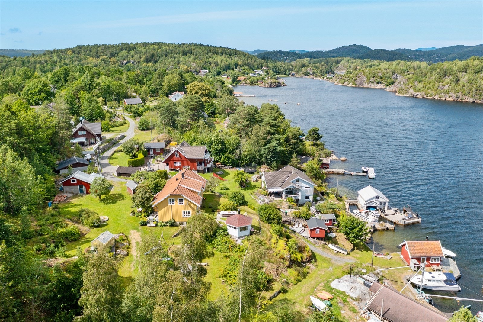 Sandøya har ca. 300 fastboende og en del hytteturister Galleribilde