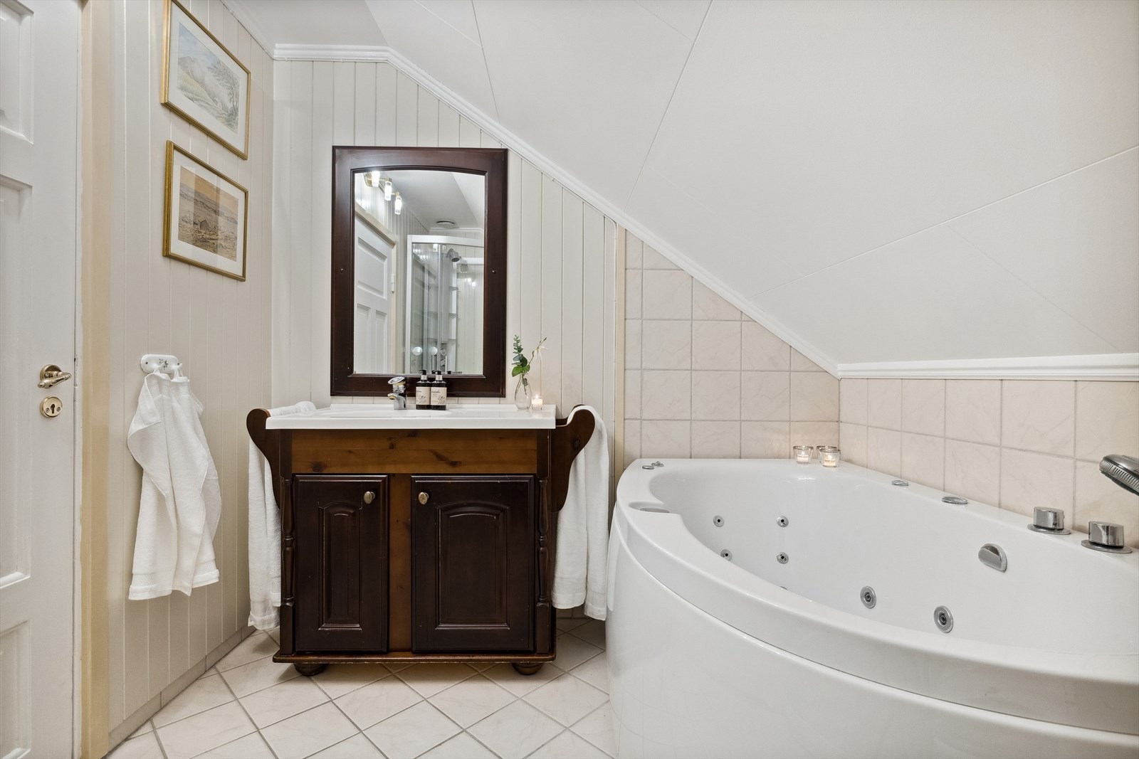 Bad - flislagt gulv med varmekabler Galleribilde