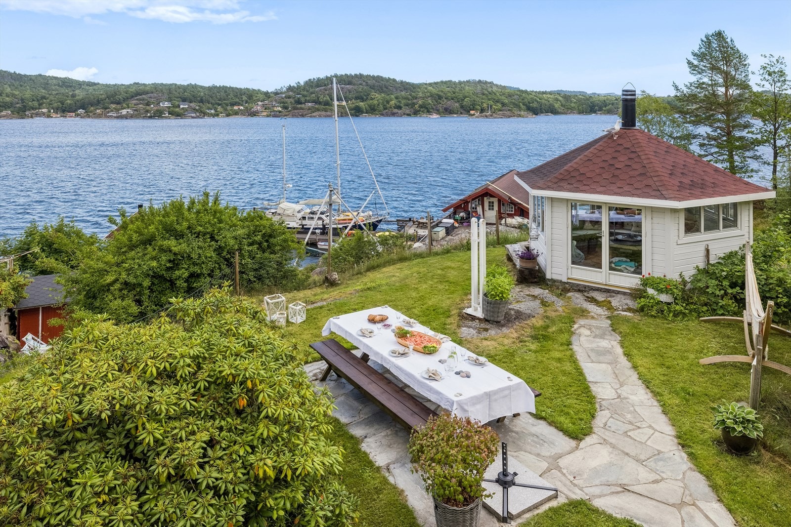 Lysthuset / grillhytta troner på tuppen Galleribilde