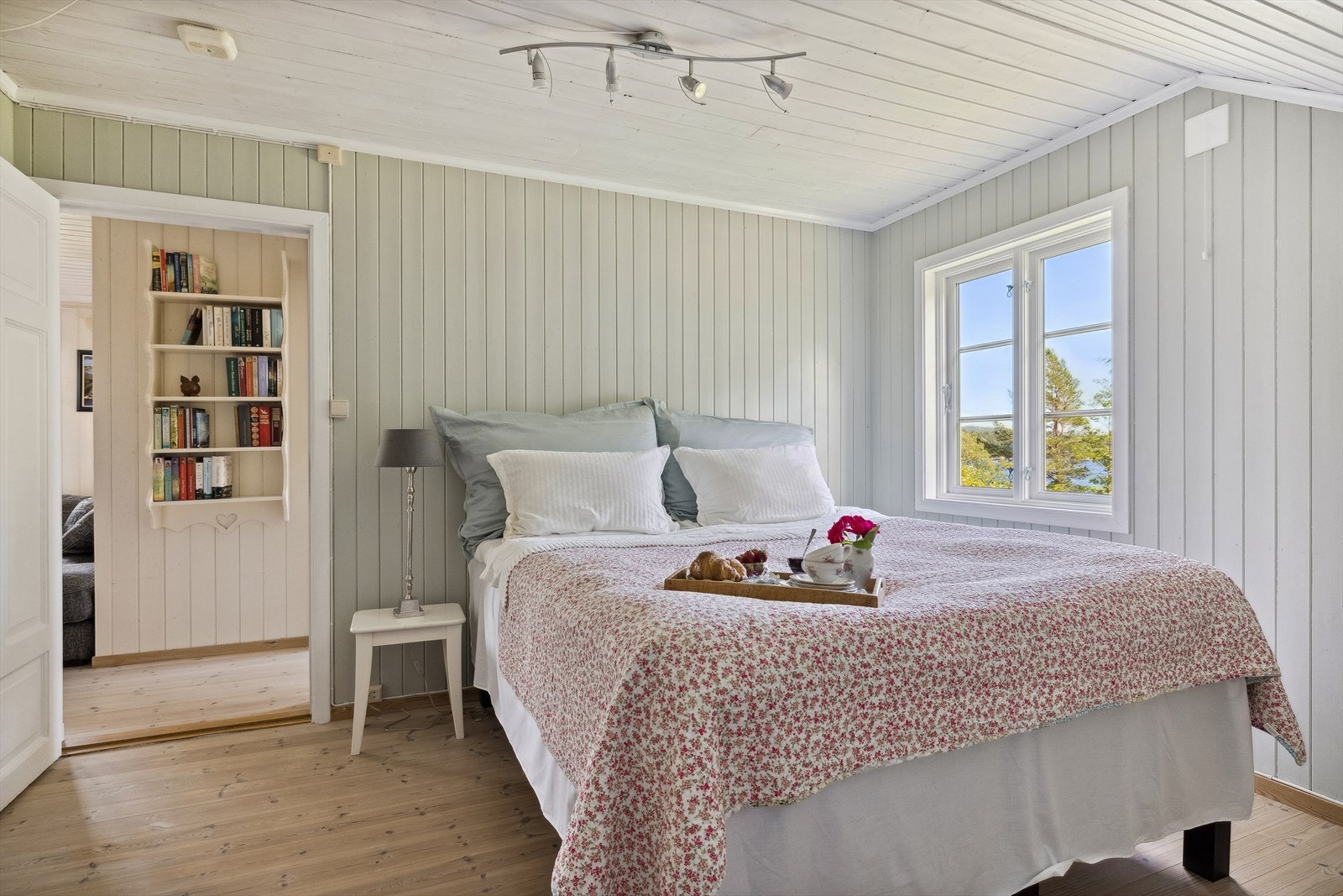 Boligen har 5 soverom, hvorav 4 er i loftsetasjen. Her ser man soverom 1 Galleribilde