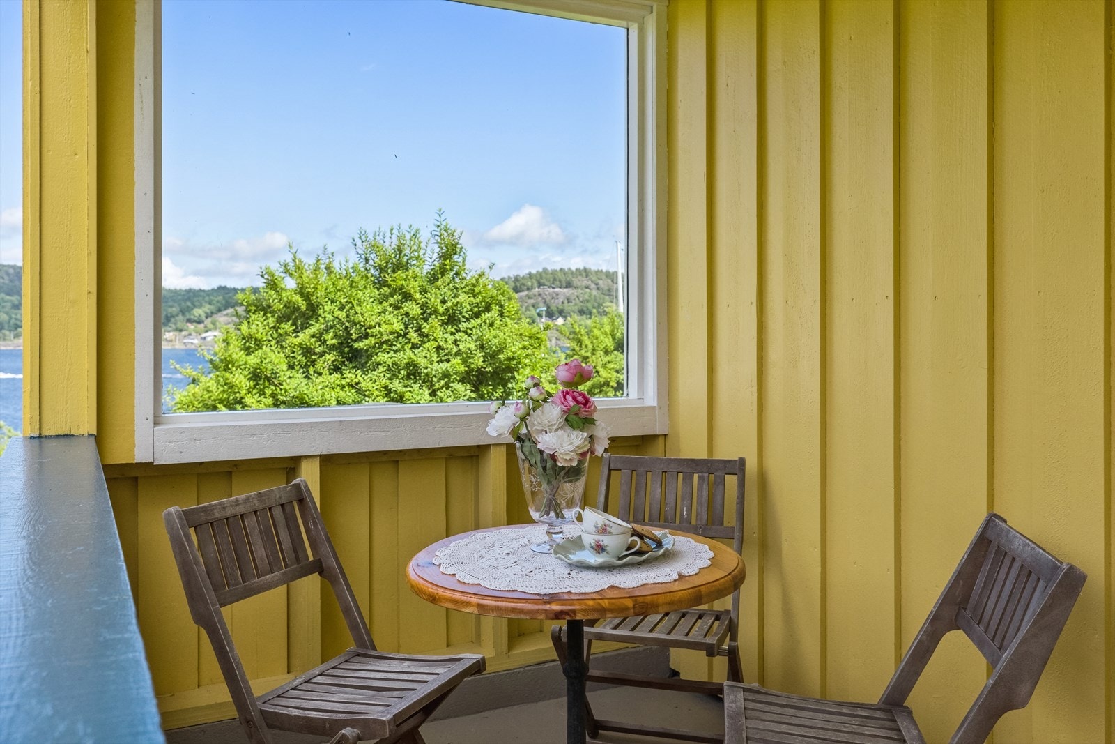 Ute på veranden i 1. etasje Galleribilde