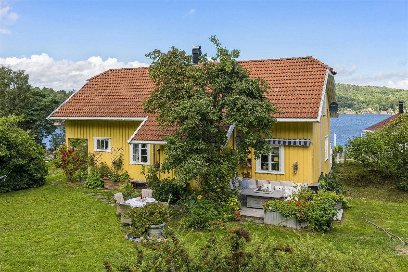 Største delen av denne store tomten er pent opparbeidet Galleribilde