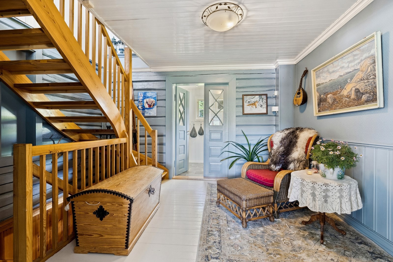 Hall - med spor av gammelt laftet trehus - nærmest hele boligen ble totalrenovert, etterisolert mv. i 1988 - 1990 og er senere jevnlig vedlikeholdt. Galleribilde