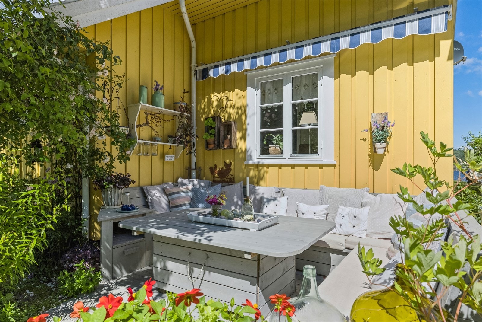 Hyggelig uterom med fastmontert sittegruppe Galleribilde