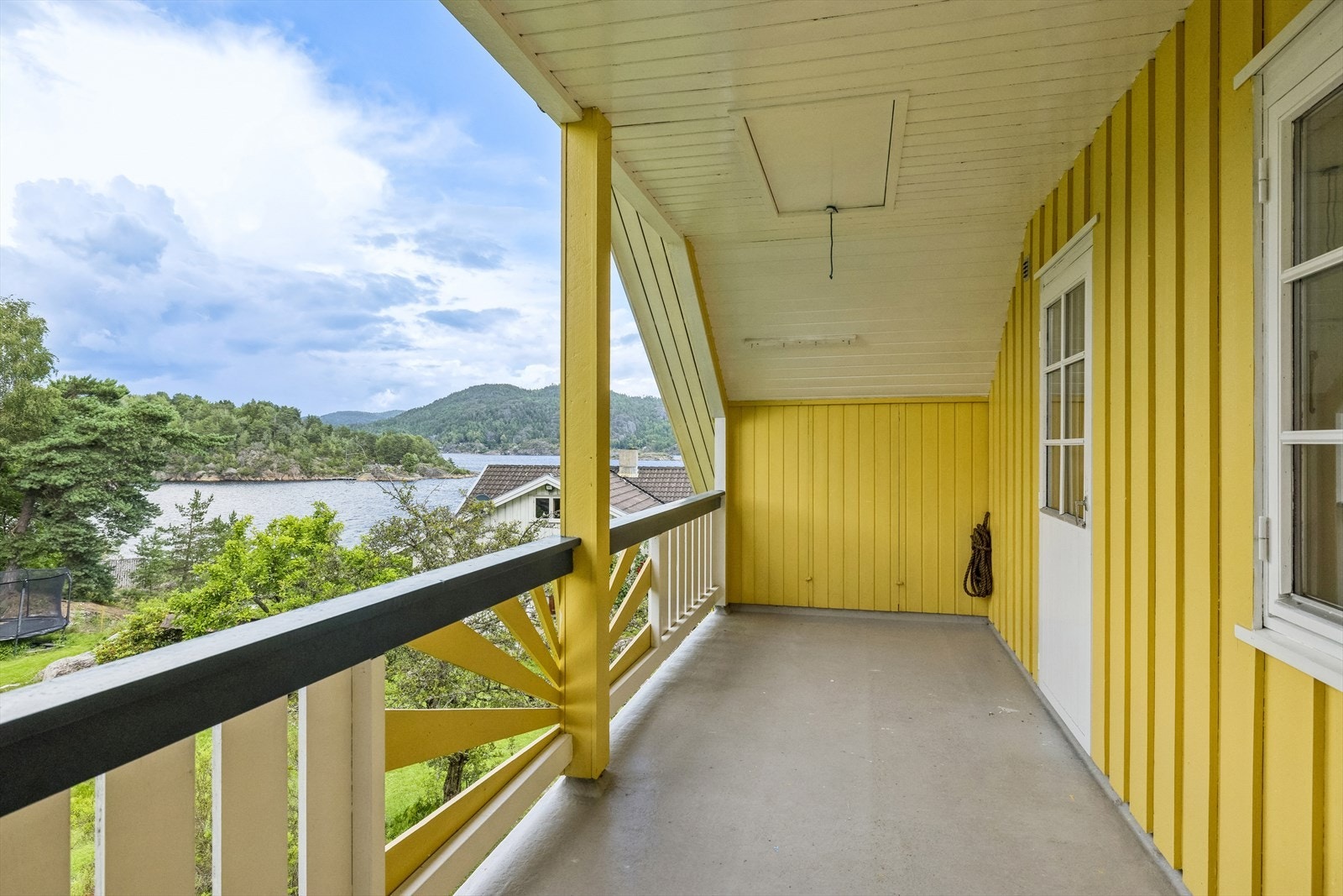 Verandaen har 2 boder på kortsidene og loftsluke i taket Galleribilde